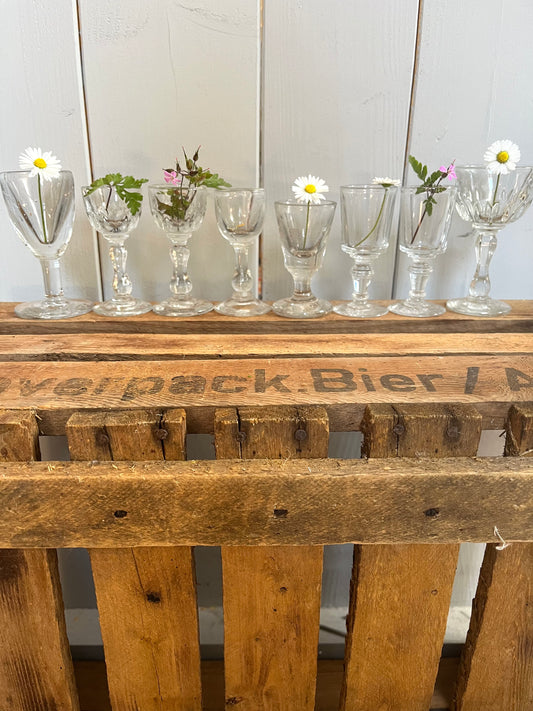 8 alte kleine französische Bistro Gläser für Schnaps