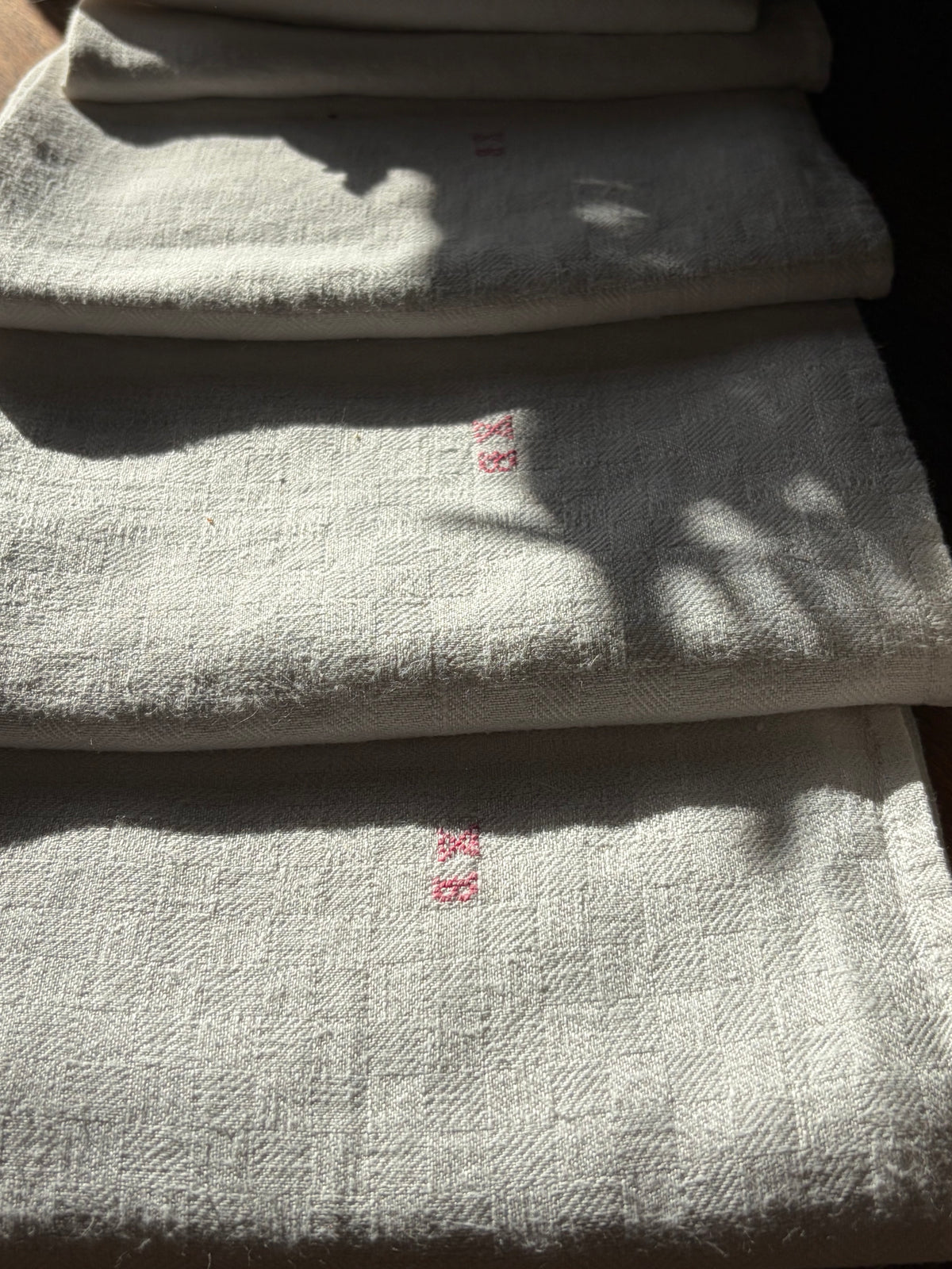 Sechs XL Servietten, Klassiker, aus Frankreich mit kleinem Monogramm