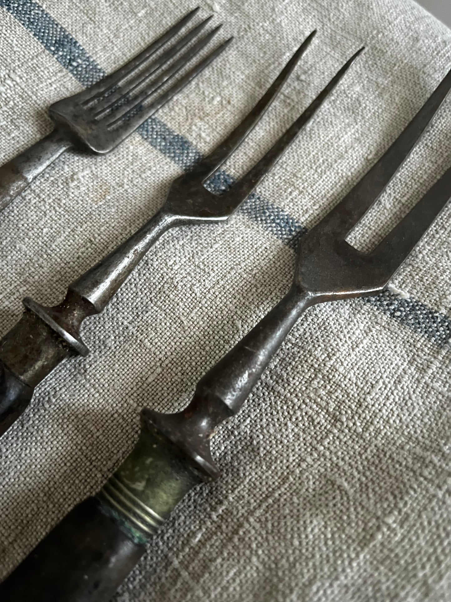 3 seltene antike französische Fleischgabeln  - sehr alt, sehr urig, groß