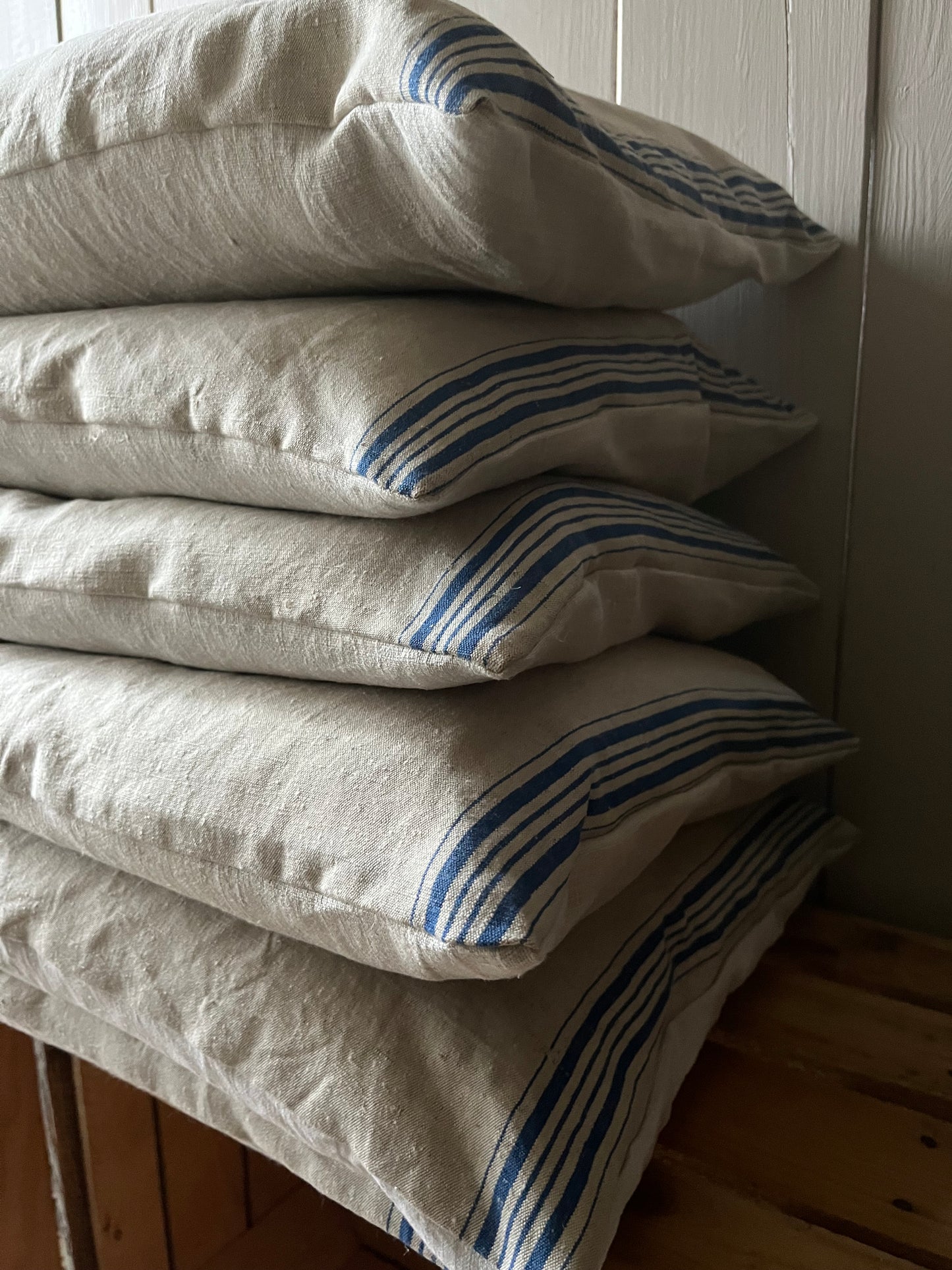 XL Kissen altes Leinen mit blauen Streifen und Blüte 80 x 40