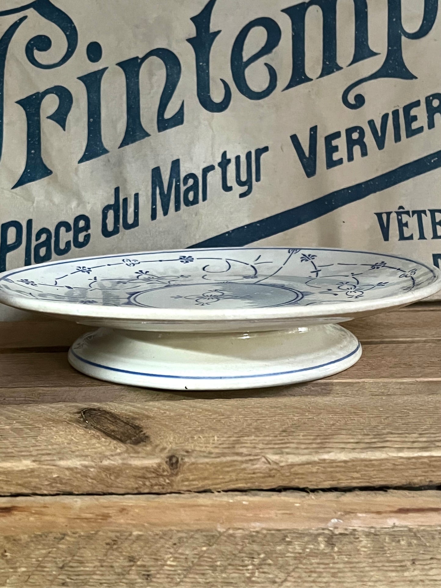 Bildschöne Etagere Belgien mit Streublumen Blau/Weiß