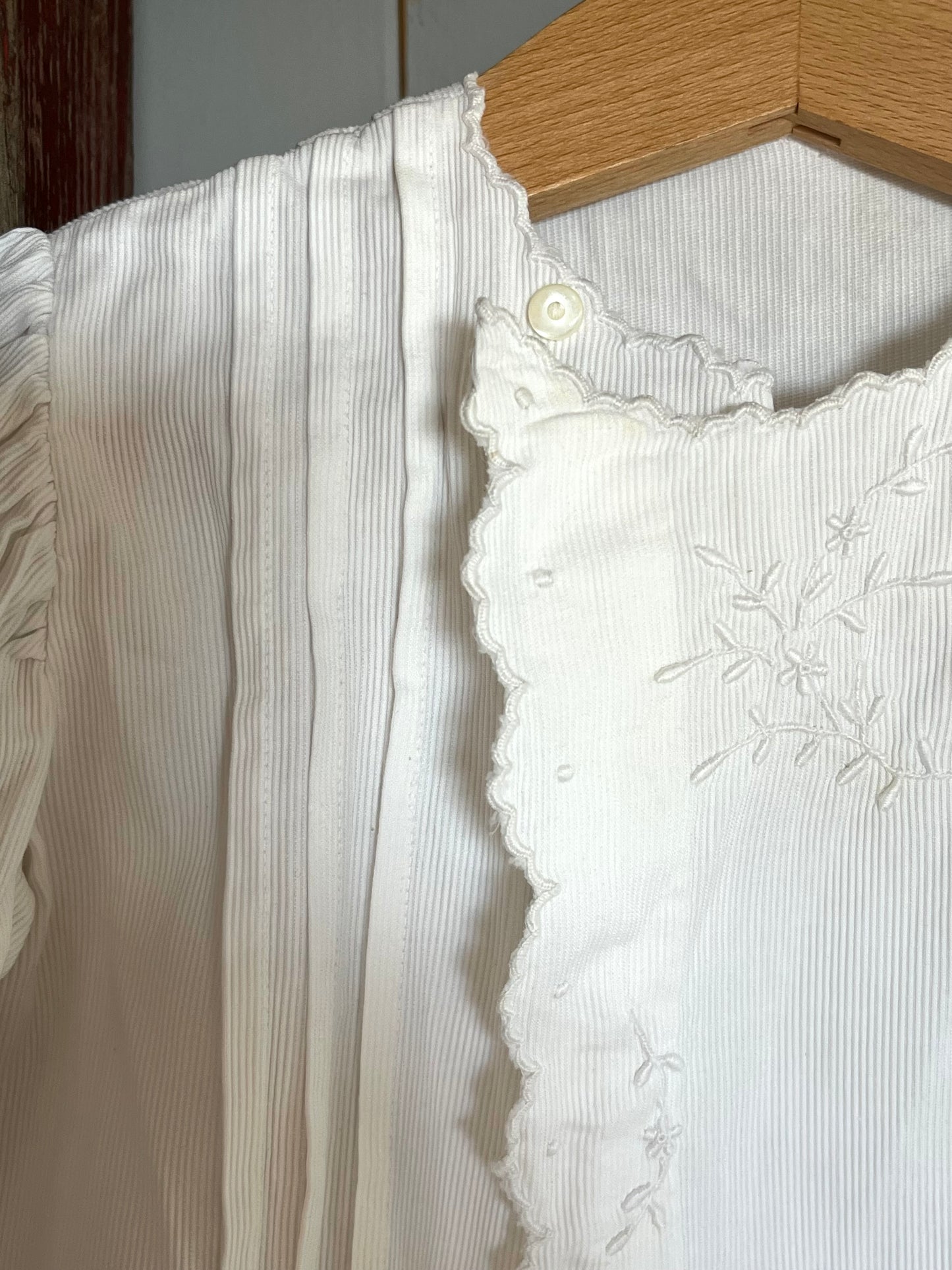 Für Mademoiselle: Mäntelchen mit Biesen und liebevollen Details