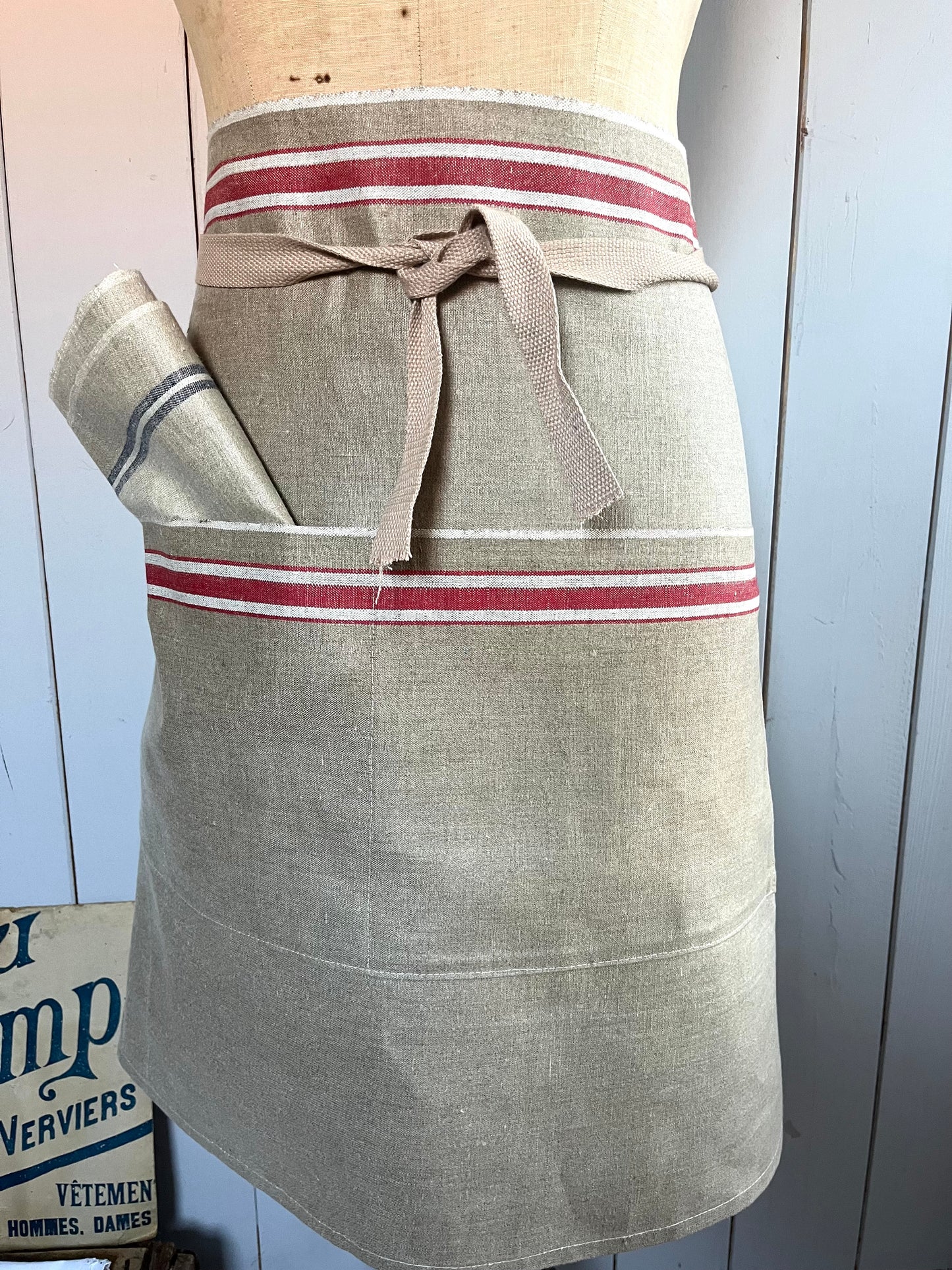 Schürze aus Leinen mit roten Streifen und Tasche