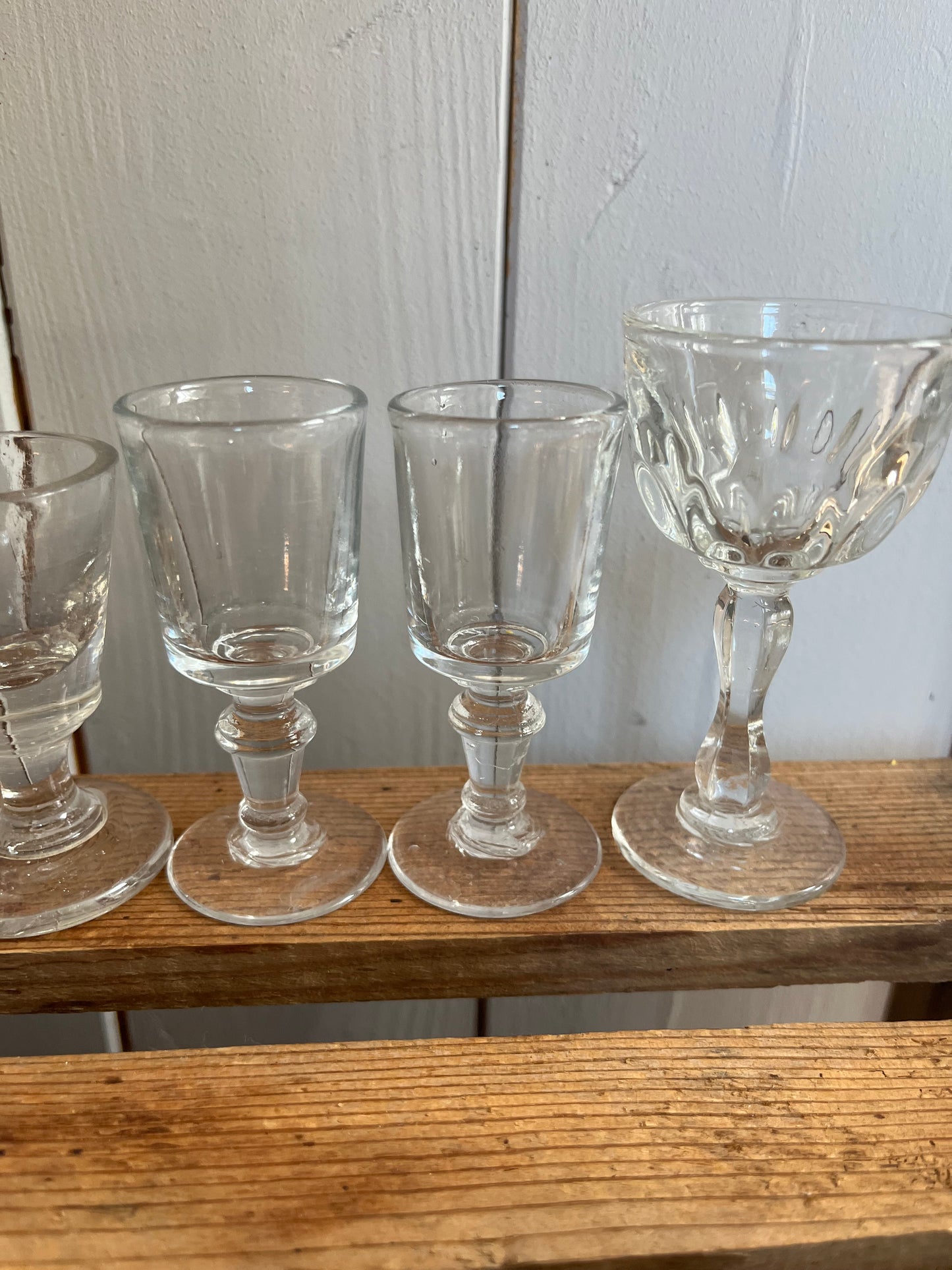 8 alte kleine französische Bistro Gläser für Schnaps