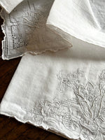 Load image into Gallery viewer, 2 feinste Taschentücher aus Frankreich - Hochzeitstaschentücher
