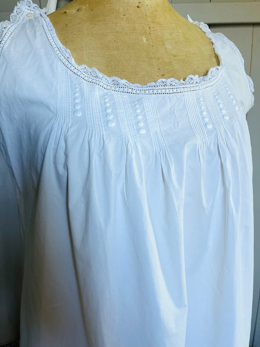 Feines Kleid aus Frankreich mit Monogramm, Spitze und Mängeln