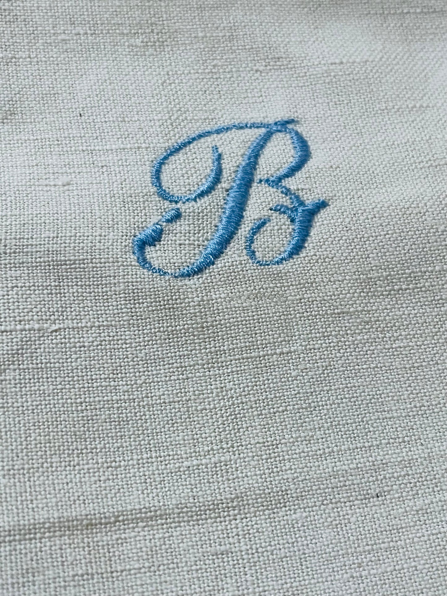 Großes Monogramm- Tuch aus schwerem, altem Leinen mit eingesticktem Initial