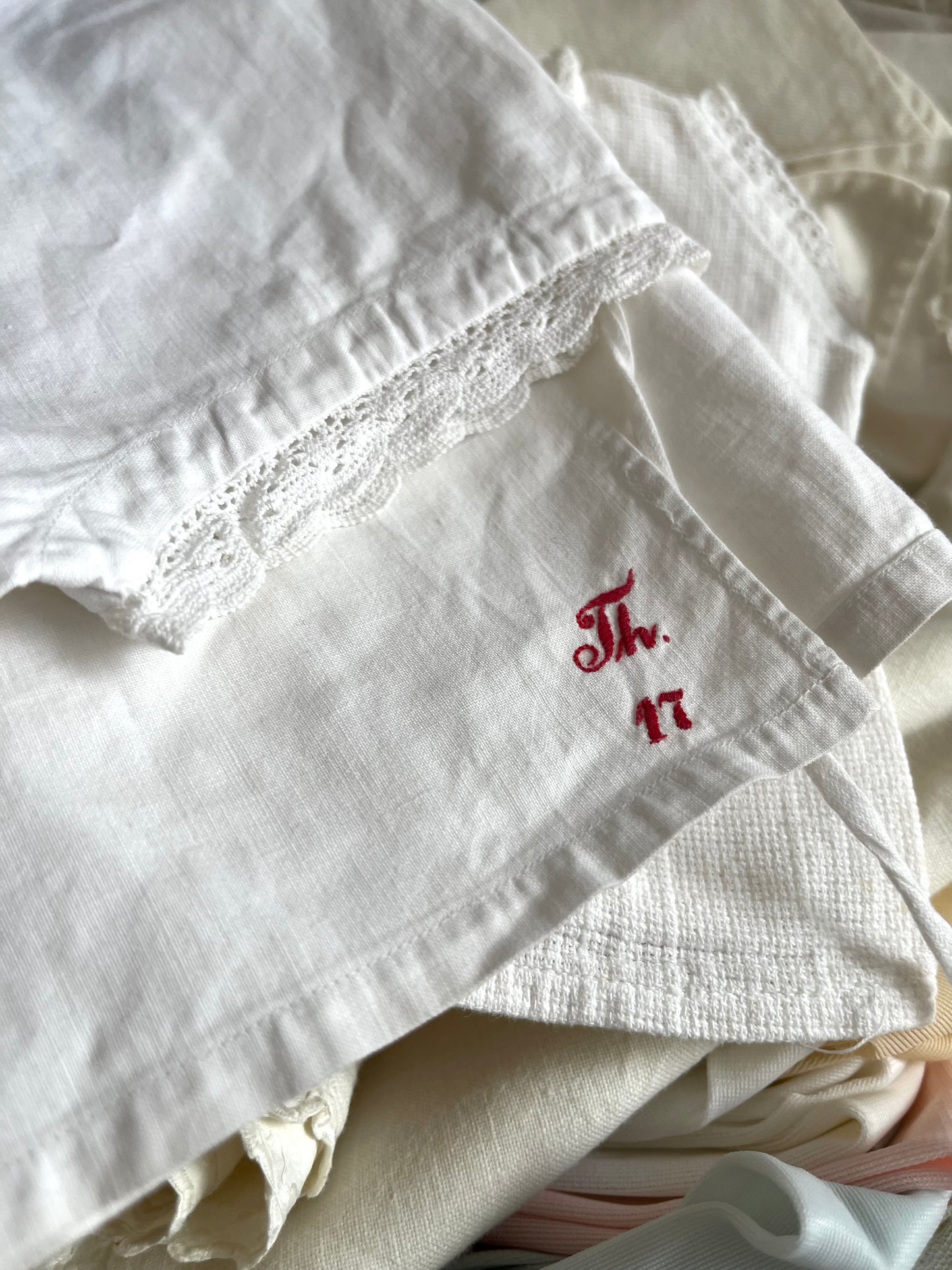 Große Sammlung alte Kinderkleidung in einem Koffer circa 50 Teile aus den 1940er Jahren