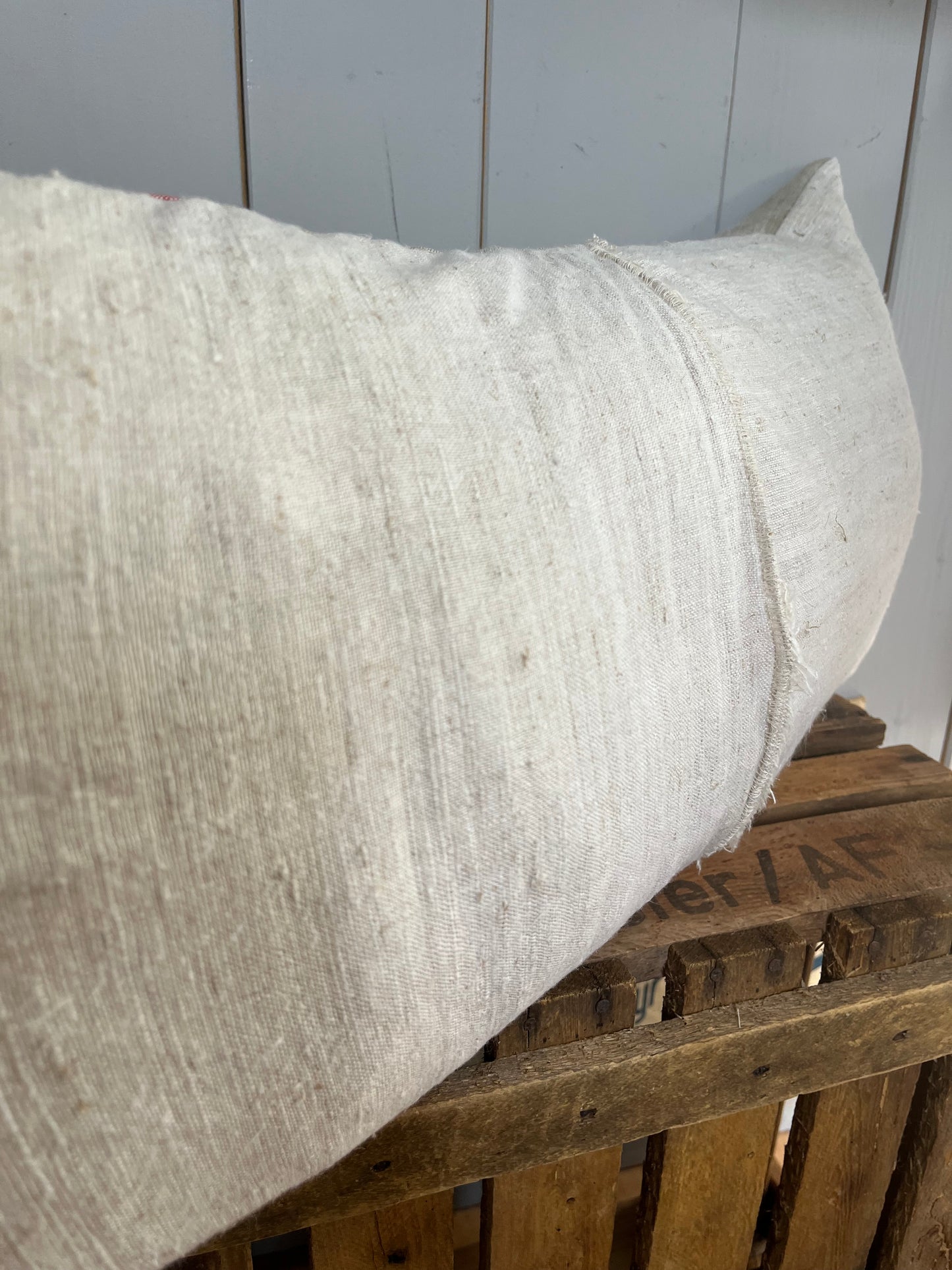 Großes Kissen aus einem alten Leinensack mit Original Aufschrift