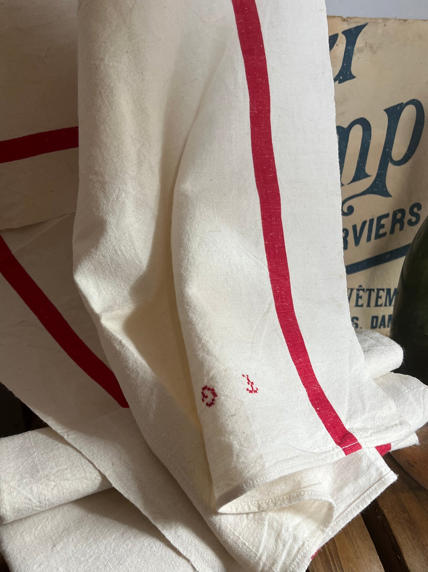 Set: 2 französische Leinentücher mit roten Streifen und Monogramm