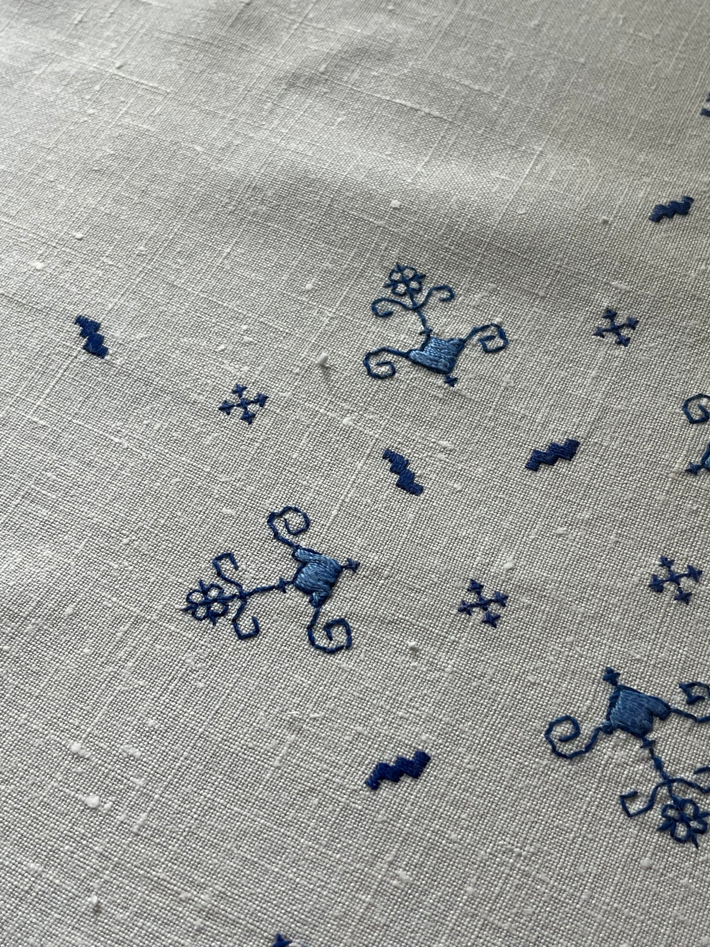 Handarbeit in Blau/Weiß: Leinendecke in bestem Zustand 135 x 130