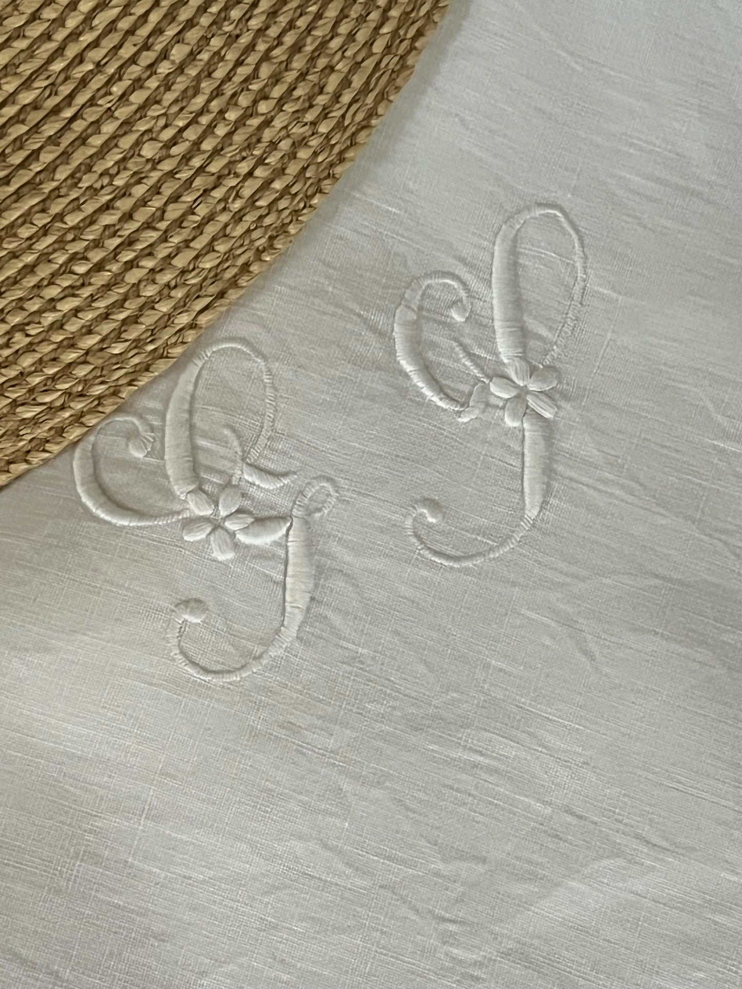 Französisches Leinen Kissen Weiß mit Prunk-Monogramm