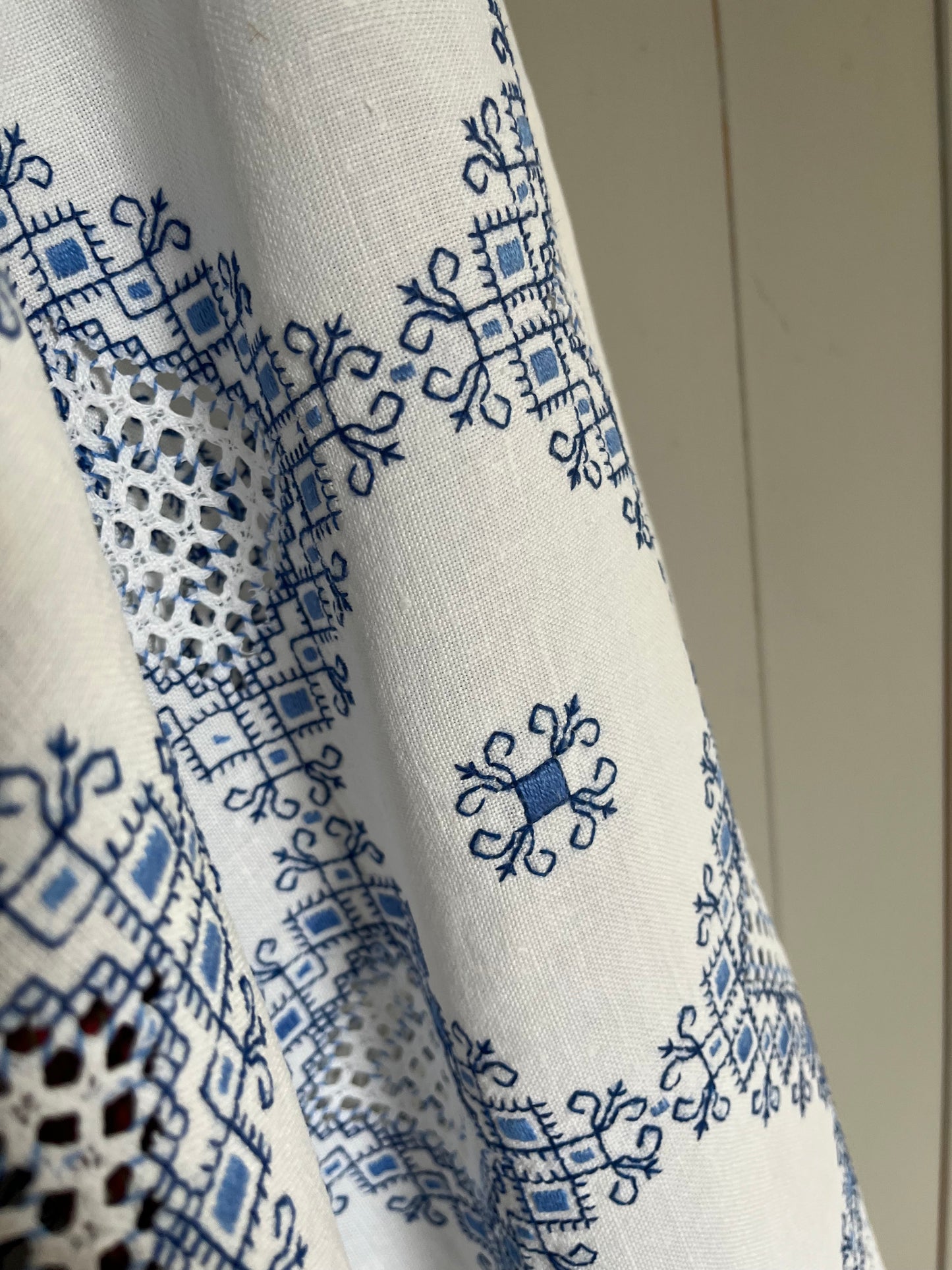 Viel Handarbeit in Blau/Weiß: Große Leinendecke in bestem Zustand 190 x 150