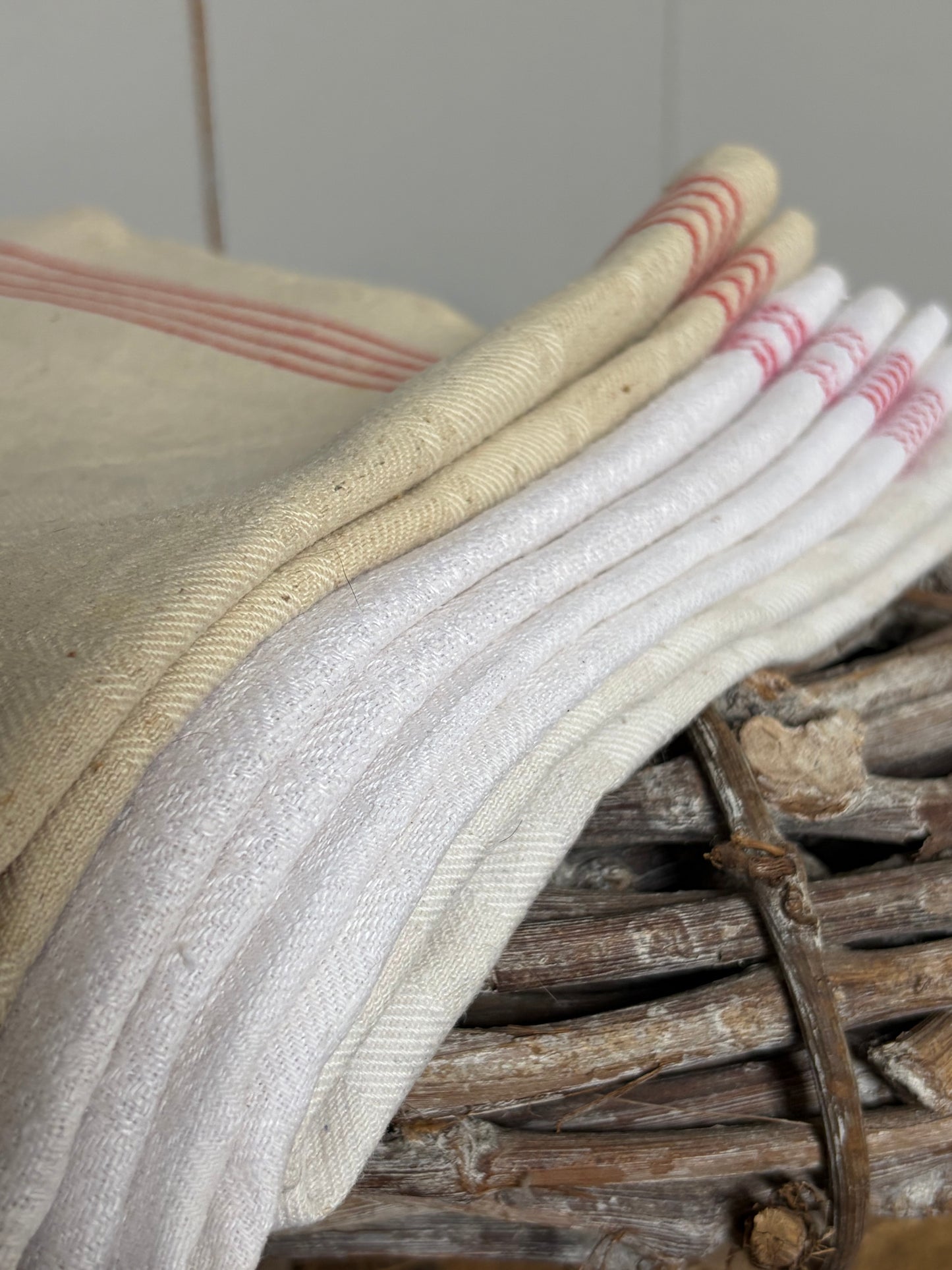 Set: 4 große Vintage Leinentücher mit roten Streifen