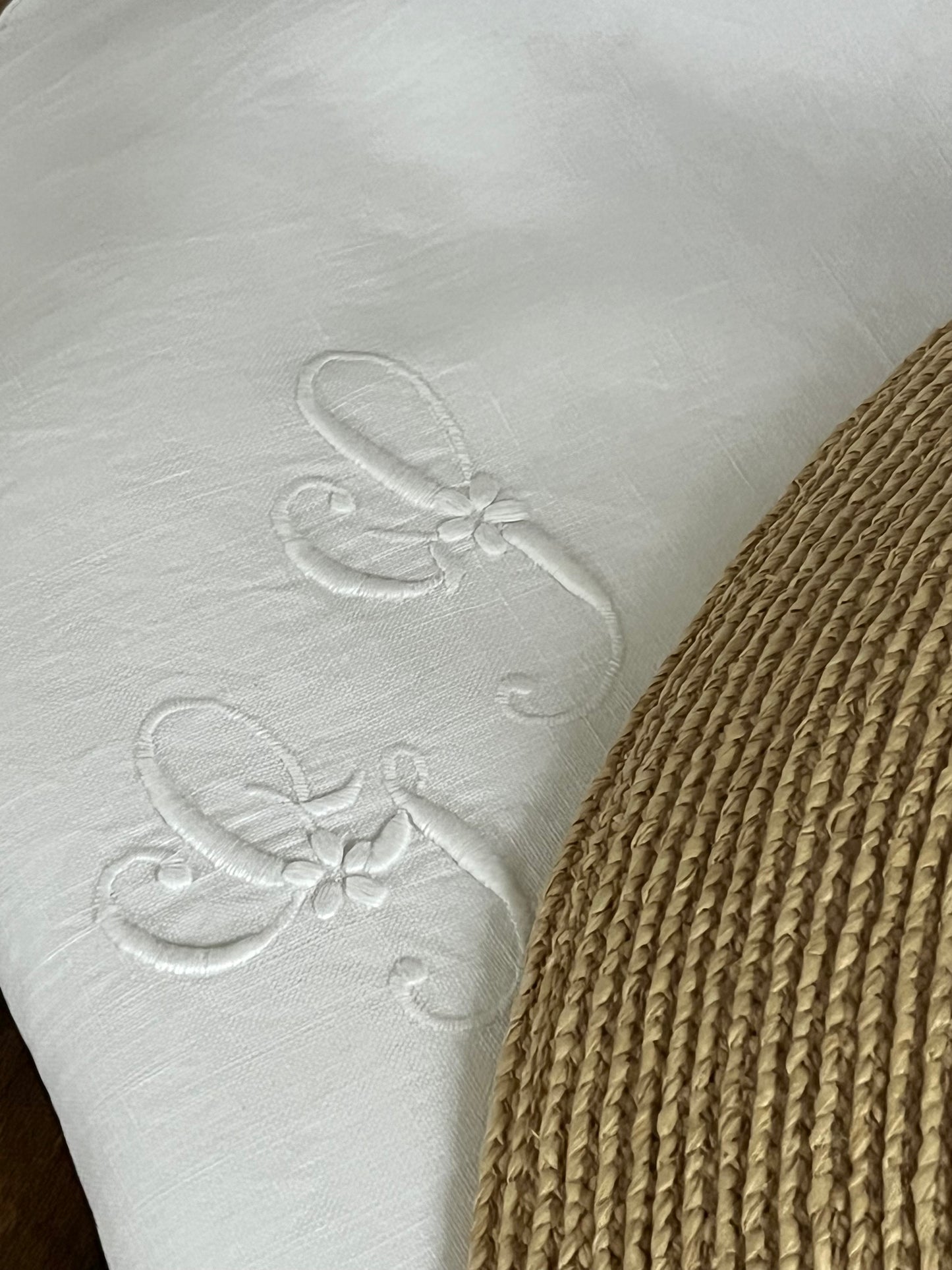 Französisches Leinen Kissen Weiß mit Prunk-Monogramm