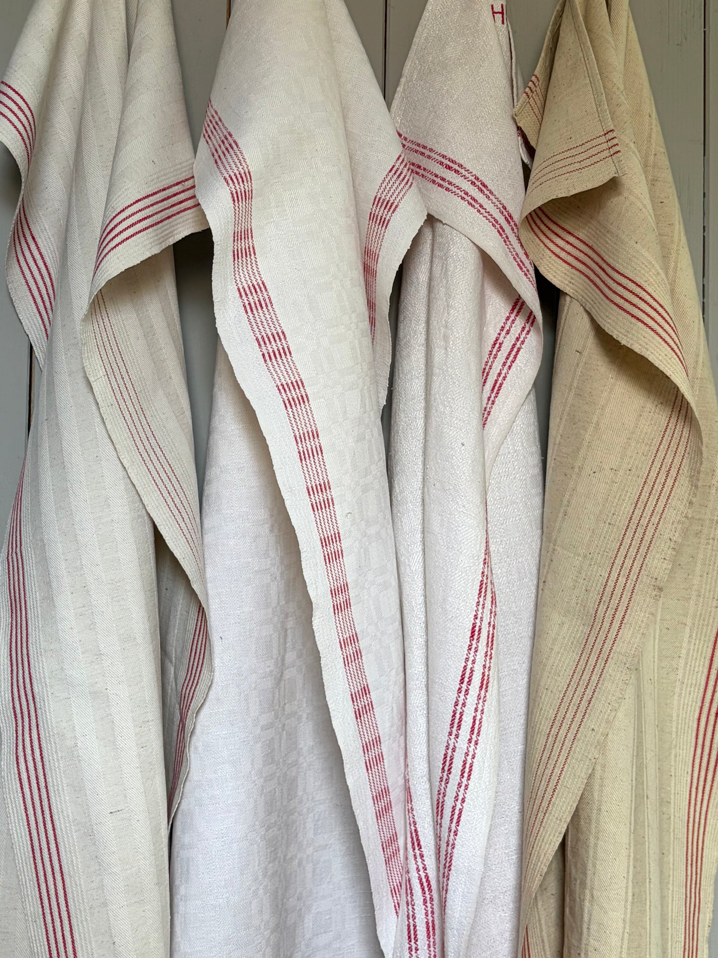Set: 4 große Vintage Leinentücher mit roten Streifen