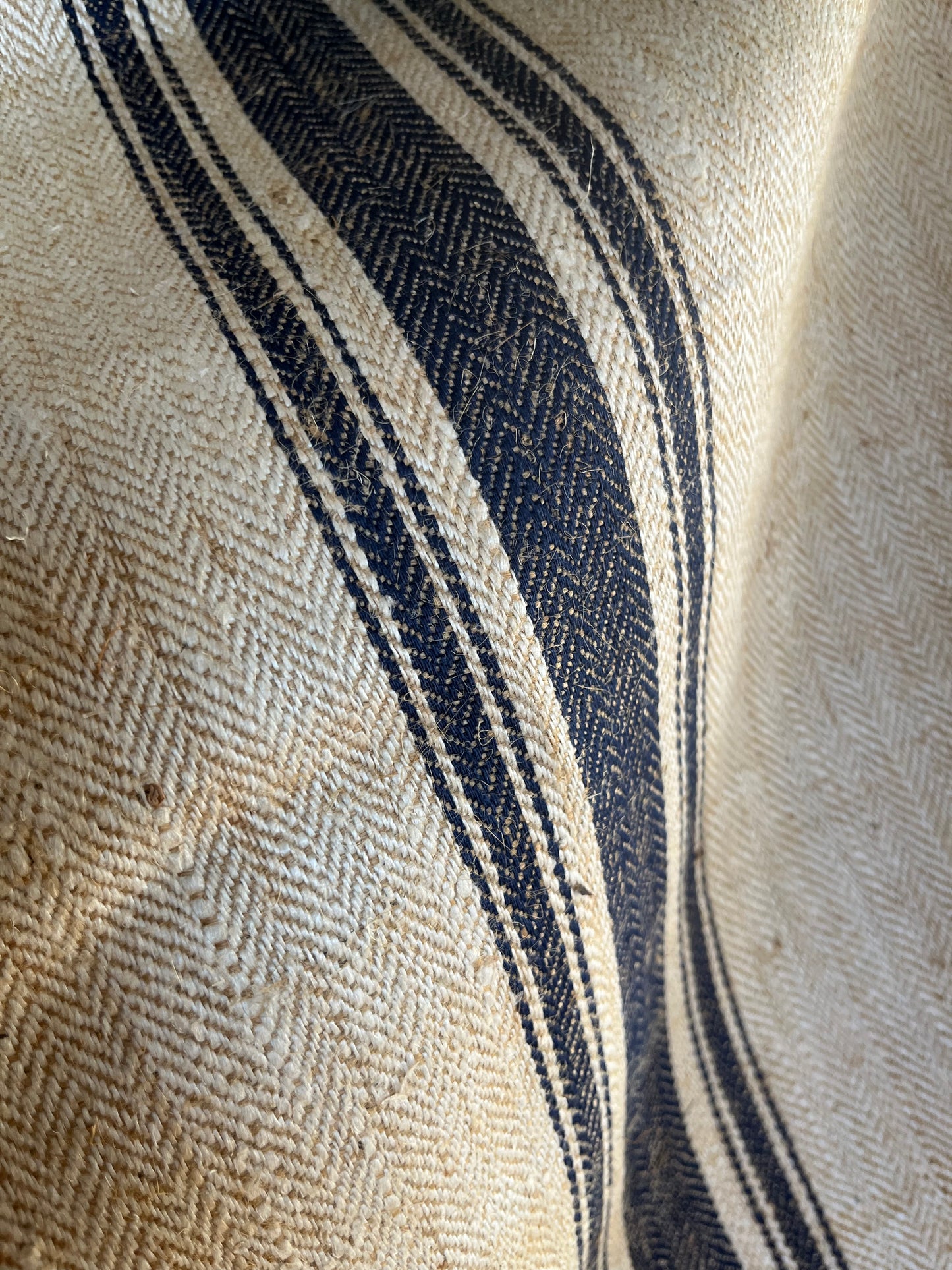 Unbenutzter alter Leinensack mit blauen Streifen und Fischgrätwebung 136 x 50