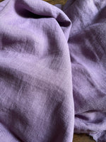 Laden Sie das Bild in den Galerie-Viewer, 4,1 x 1,5 Meter Violett: extra breites und schweres washed Leinen in frischem Lavendelton
