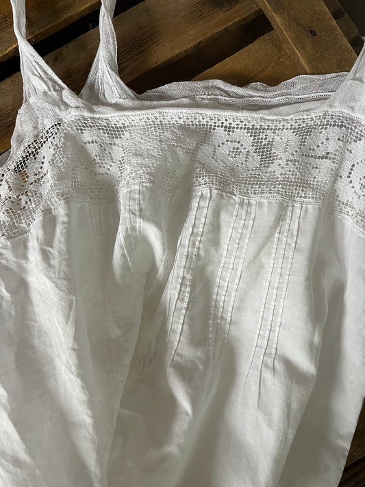 Romantisches zartes Kleid aus Frankreich mit viel Spitze und kleinen Mängeln