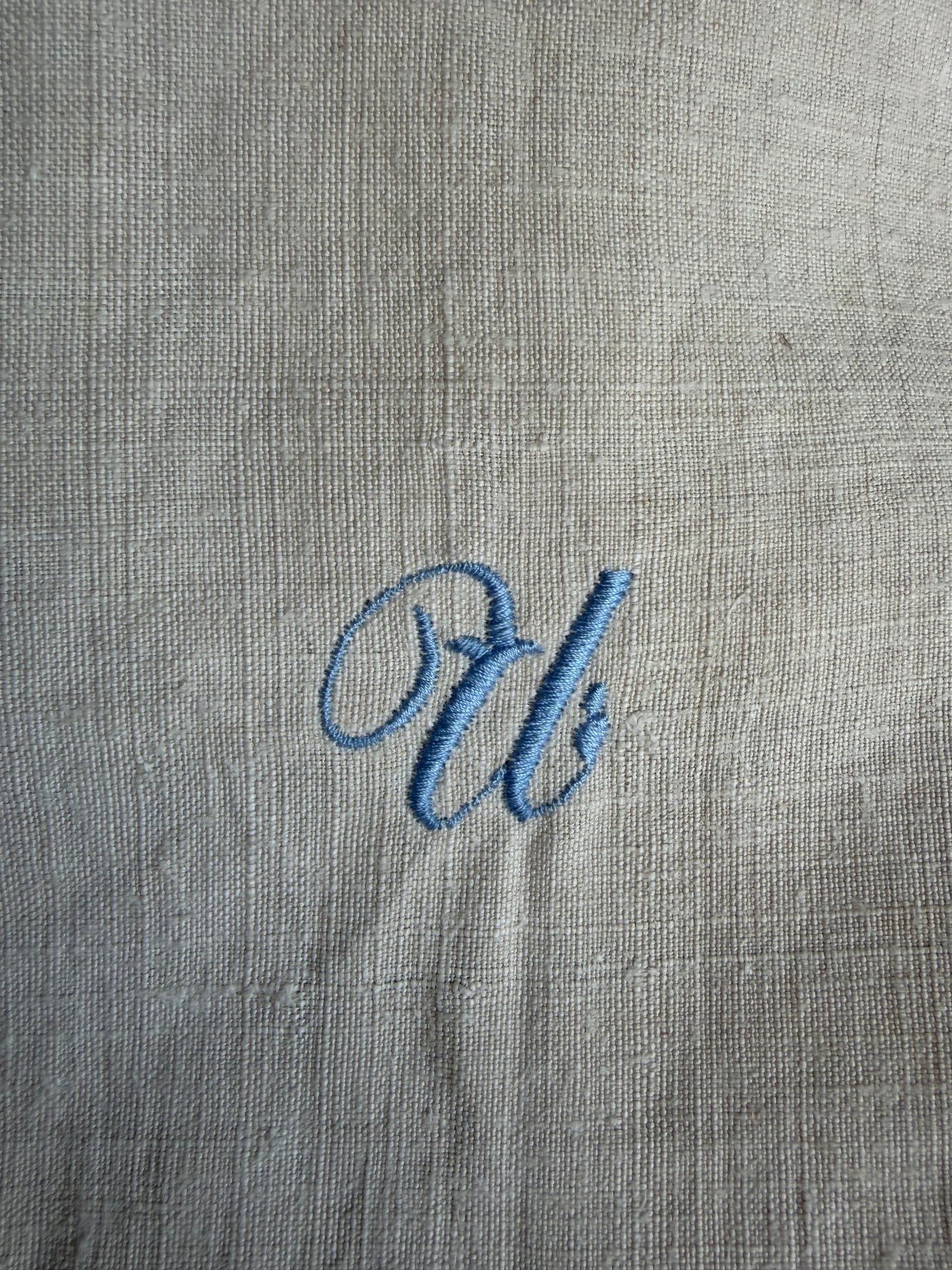 Großes Monogramm- Tuch aus schwerem, altem Leinen mit eingesticktem Initial