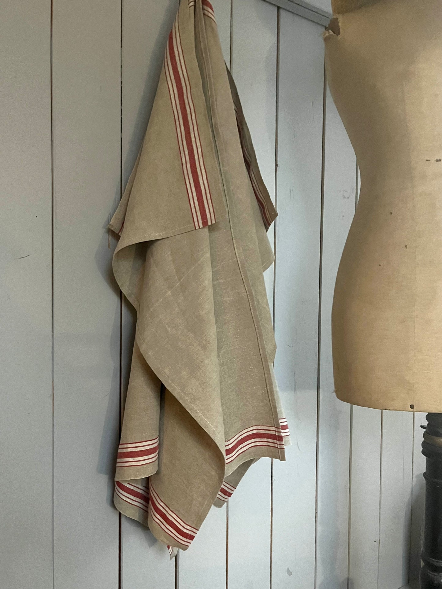 Großes Leinentuch mit breiten rot/weißen Streifen