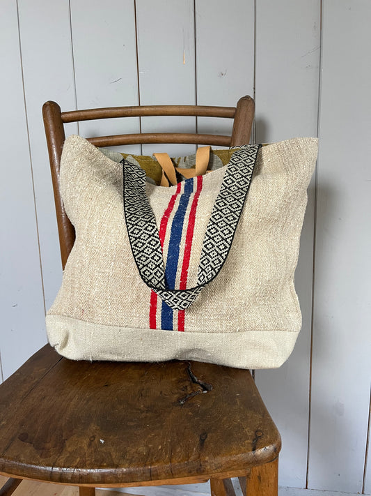 Rot/Blau gestreift: Große Tasche aus altem Leinensack