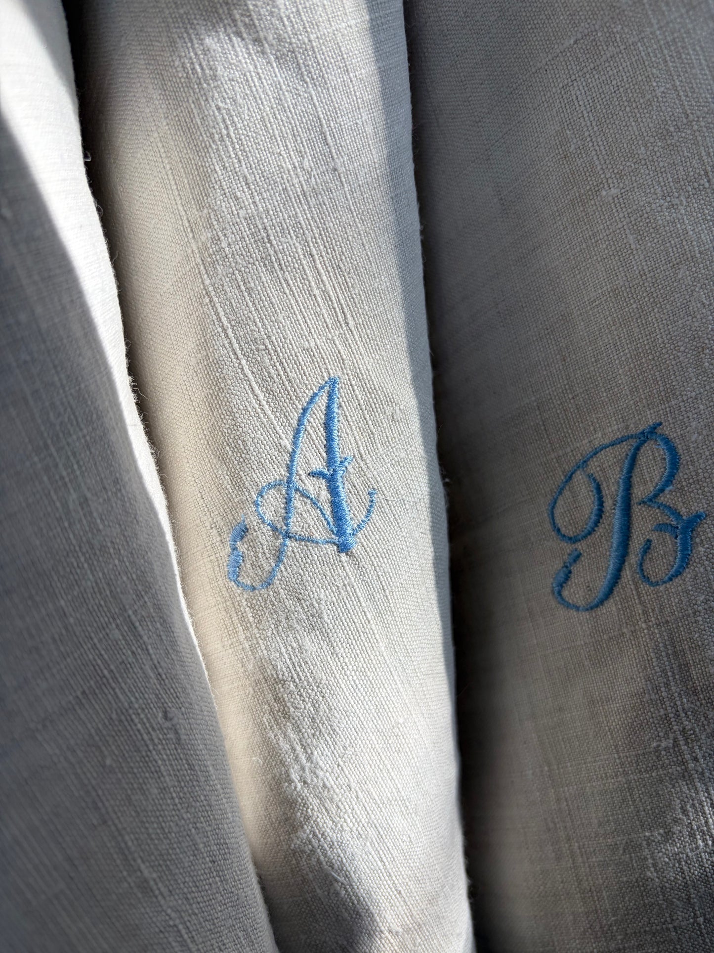 Großes Monogramm- Tuch aus schwerem, altem Leinen mit eingesticktem Initial