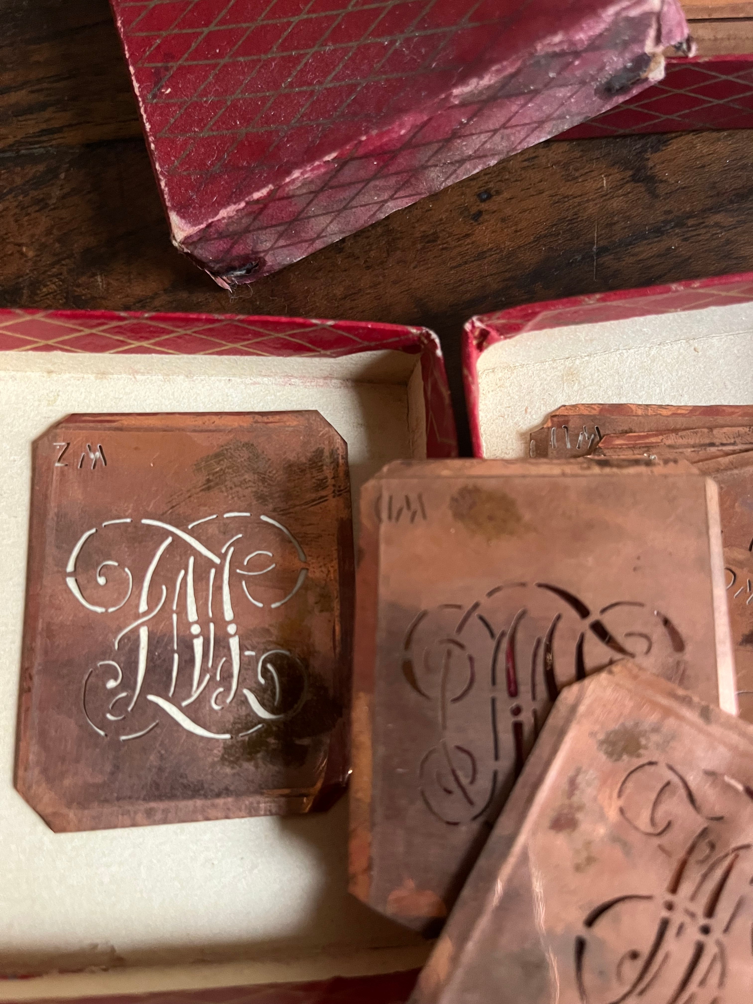 Kleine Sammlung alte Kupferschablonen Monogramme 33 Stück Stickvorlage