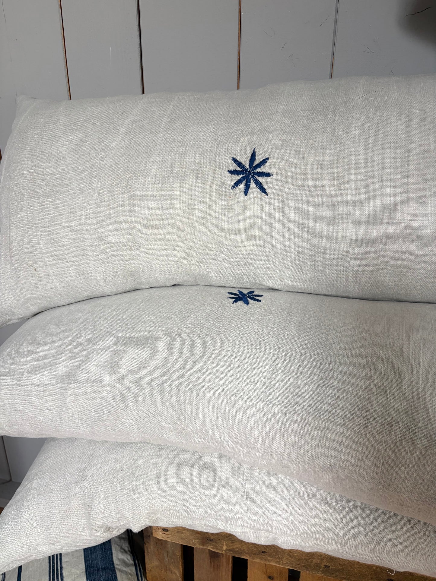 XL Kissenbezug altes Leinen mit blauen Streifen und Blüte 80 x 40