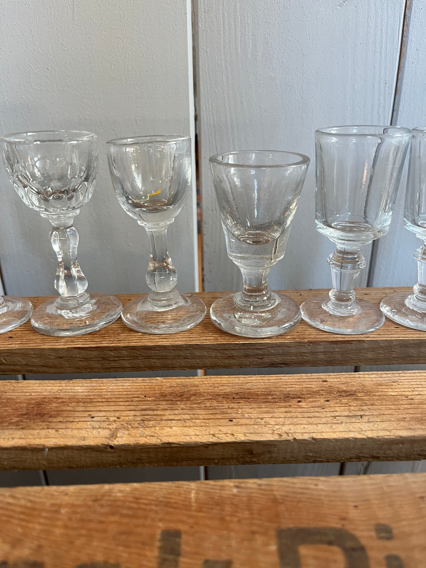 8 alte kleine französische Bistro Gläser für Schnaps