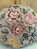 Laden Sie das Bild in den Galerie-Viewer, Runde Sache: Kissen aus alter Gobelinstickerei mit Blüten
