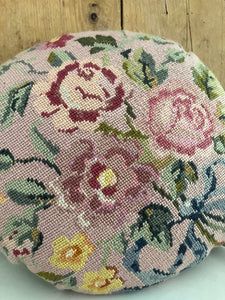 Runde Sache: Kissen aus alter Gobelinstickerei mit Blüten