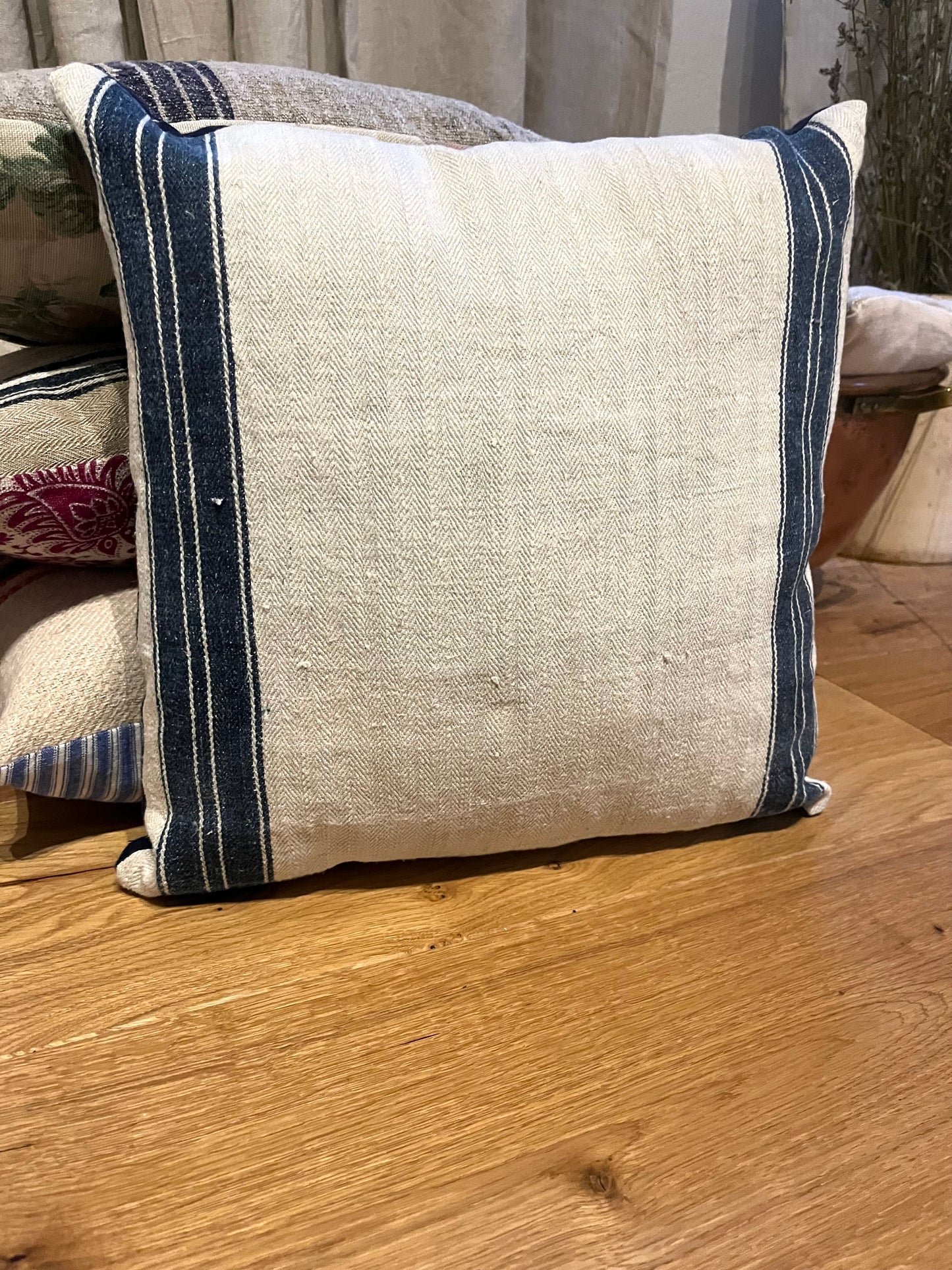 Kissen aus altem Leinensack mit blauen Streifen 40 x 40