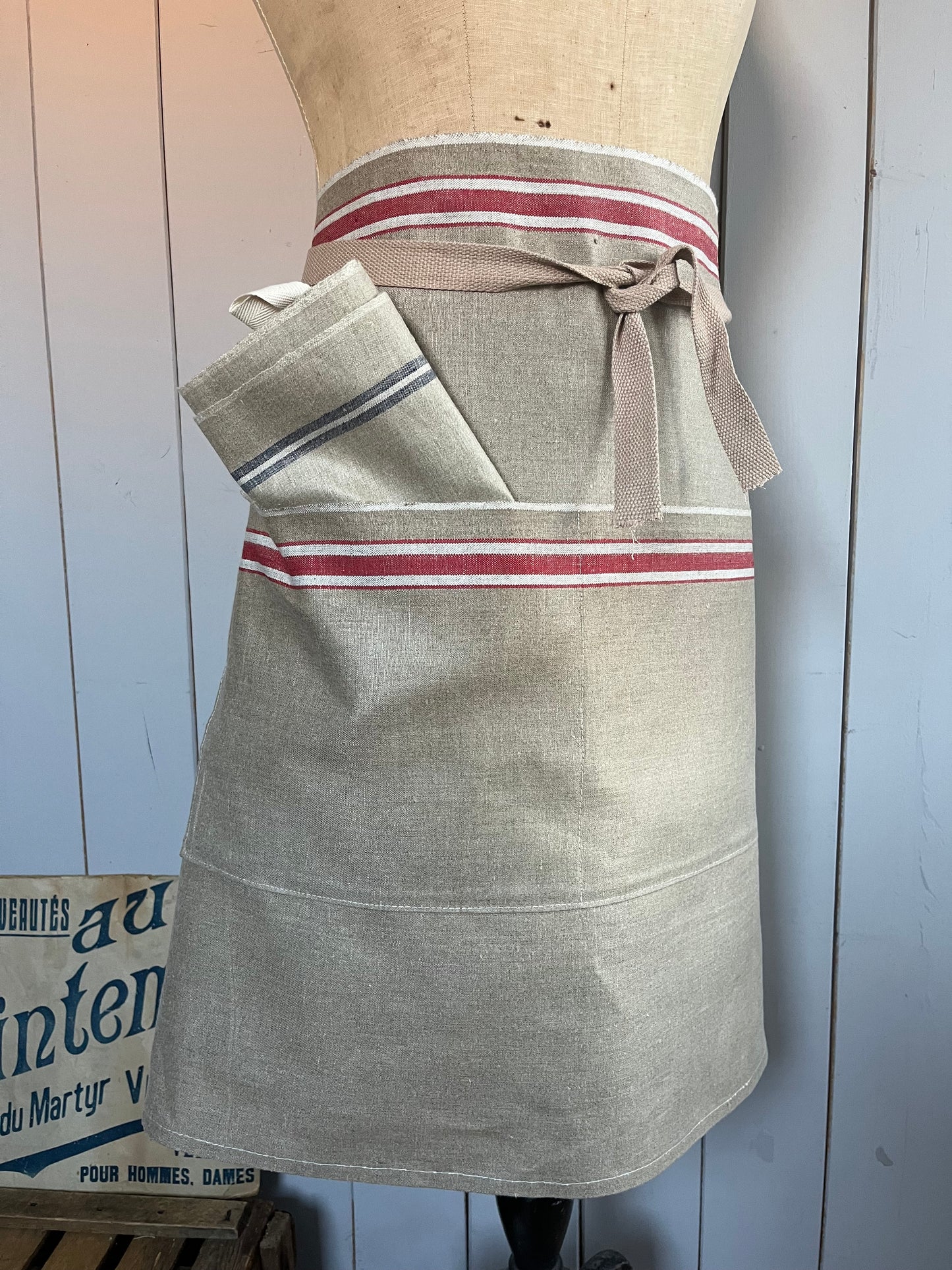 Schürze aus Leinen mit roten Streifen und Tasche