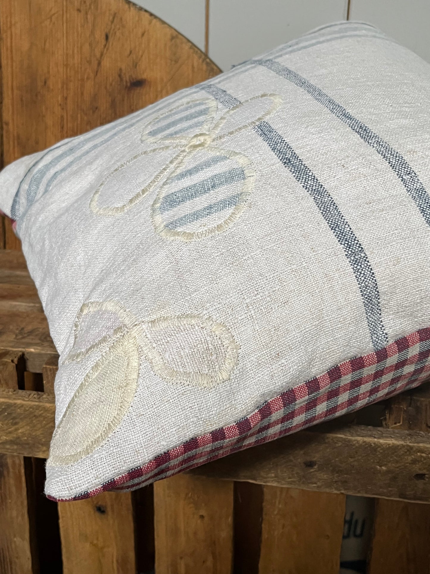 Very vintage Kissen aus altem Leinensack 40 x 40 mit Blüten