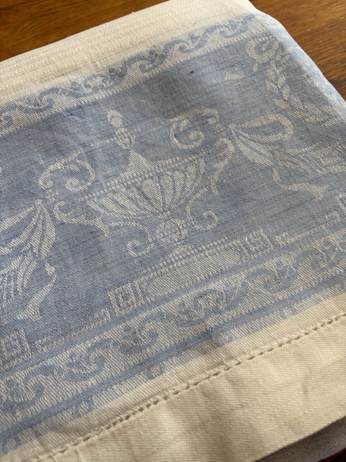 Große, ehrwürdige Leinendecke für die Tafel mit blauer Damastbordüre und Biedermeier-Muster