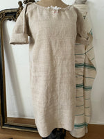 Charger l&#39;image dans la galerie, Hanf Kleid aus Frankreich  - goldbeige, kräftig gewebt
