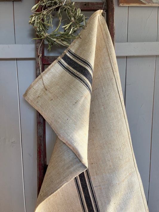 Unbenutzter alter Leinensack mit blauen Streifen und Fischgrätwebung 136 x 50