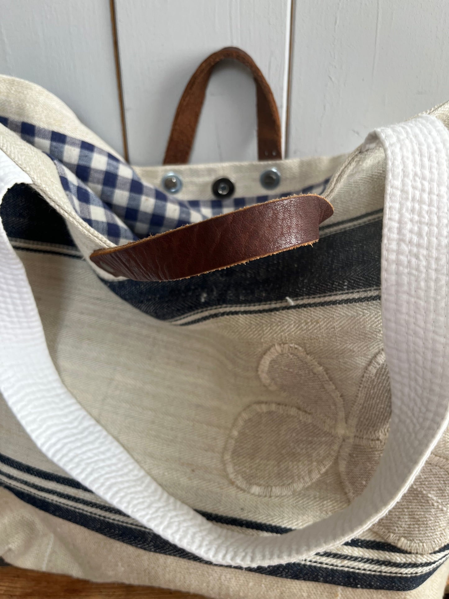 Blue Stripes: Große Tasche aus altem Leinen mit Streifen und Blüten