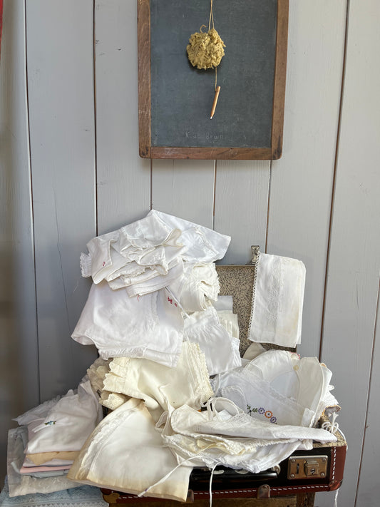 Große Sammlung alte Kinderkleidung in einem Koffer circa 50 Teile aus den 1940er Jahren