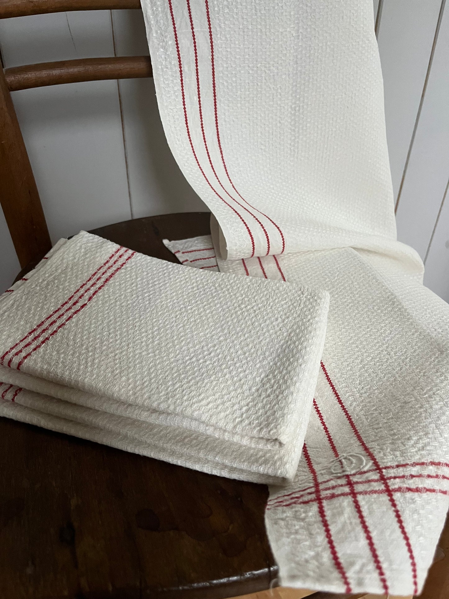 Großes Tuch aus Bauern Leinen mit Struktur 98 × 43 cm, Monogramm und rote Streifen