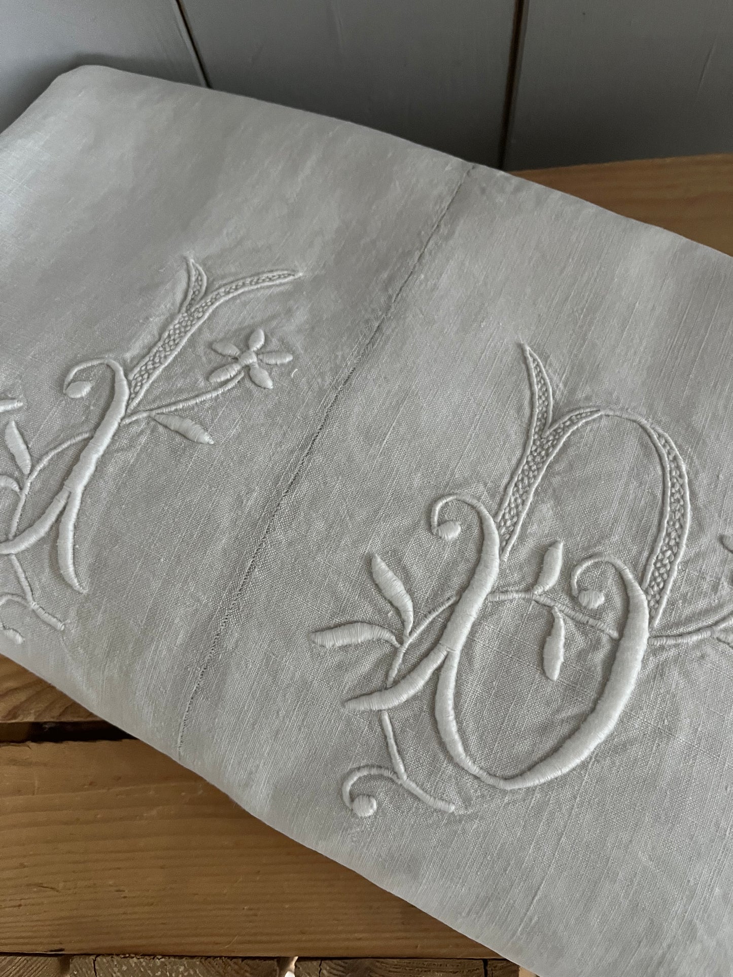 Fantastisches Leinenlaken aus Frankreich mit bildschönem Monogramm
