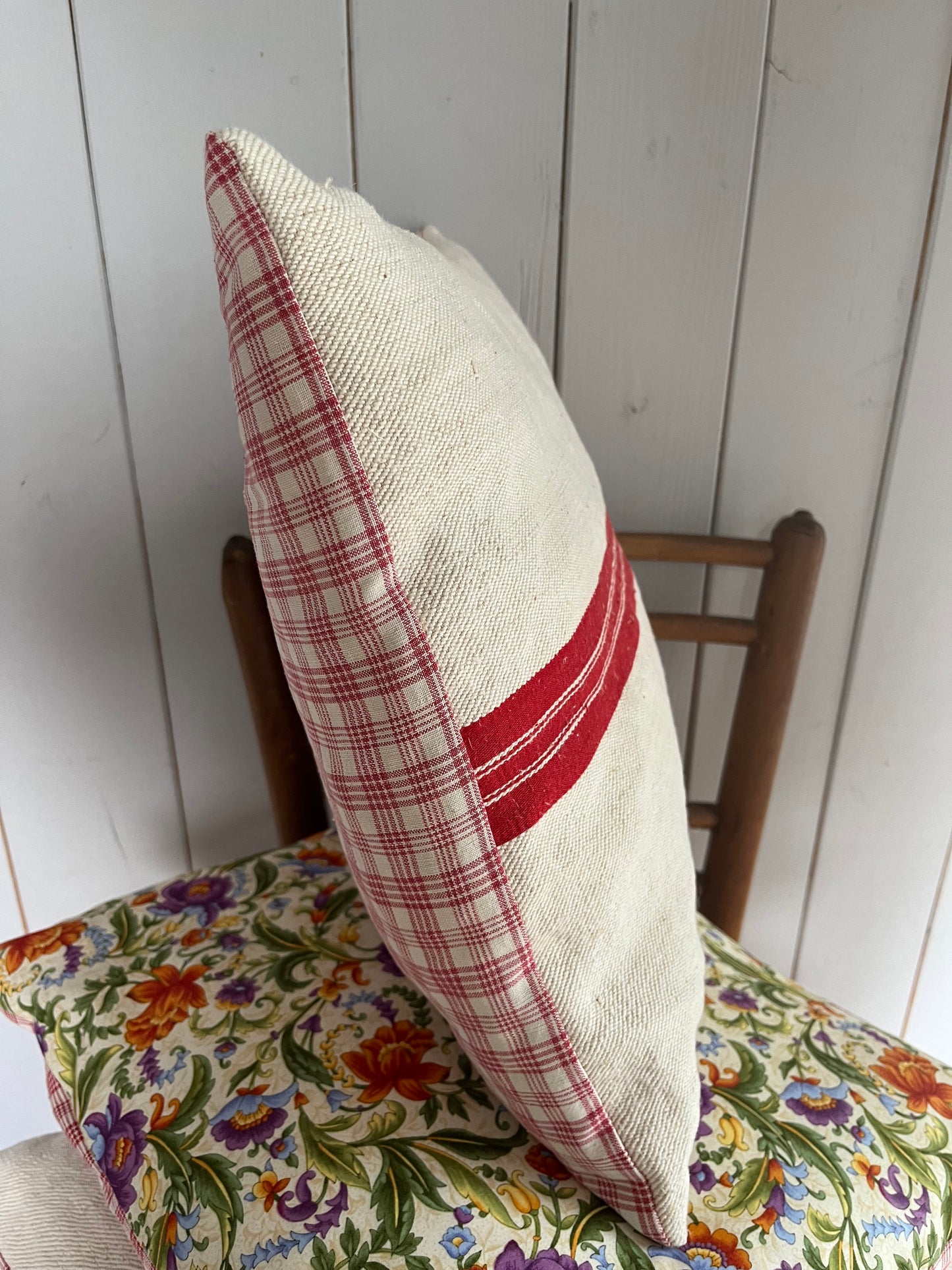 Rot gestreift: Vintage Kissen aus altem Leinensack 40 x 40