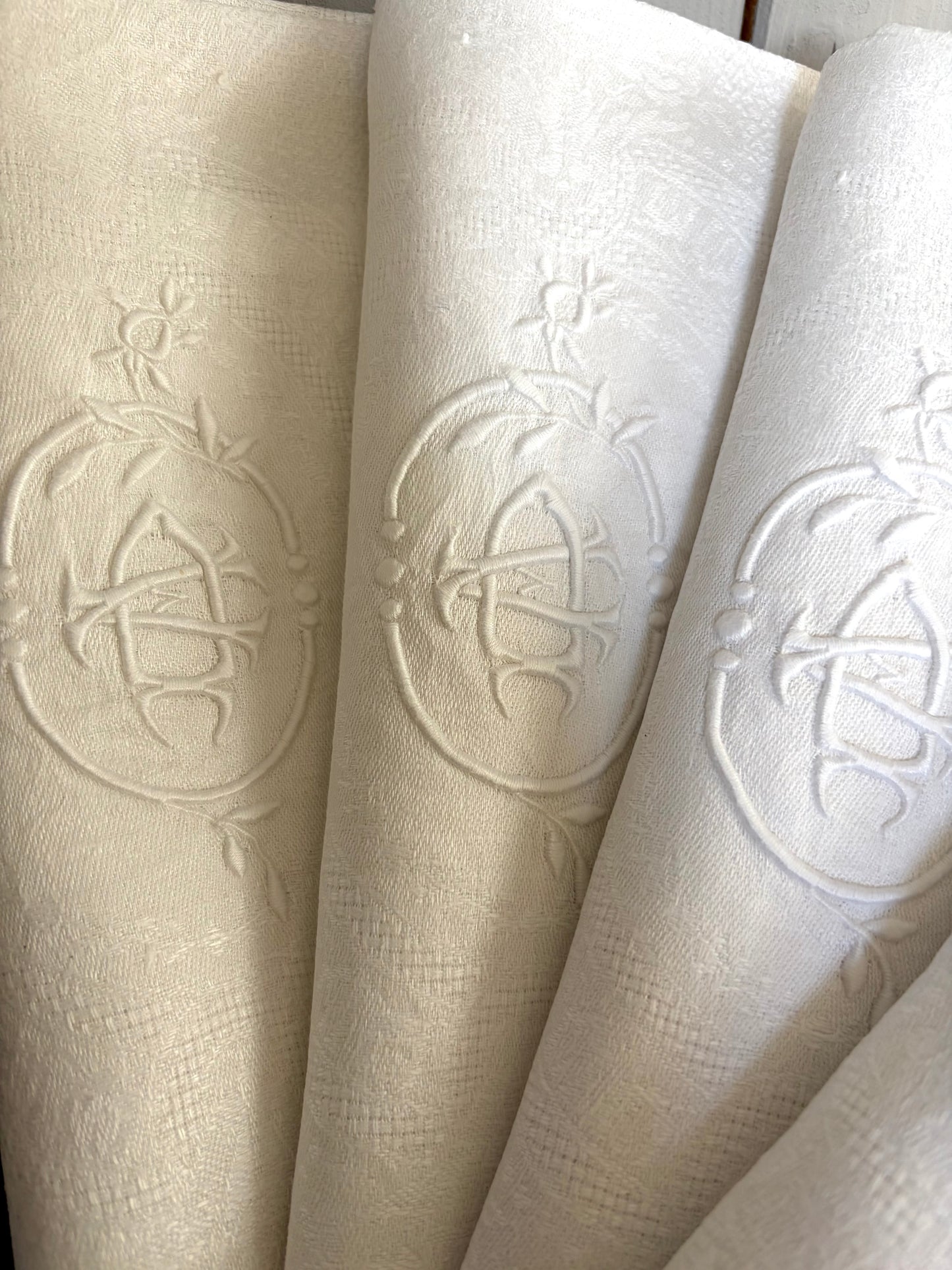 4 große imposante Servietten mit Monogramm aus Leinen, Belgien