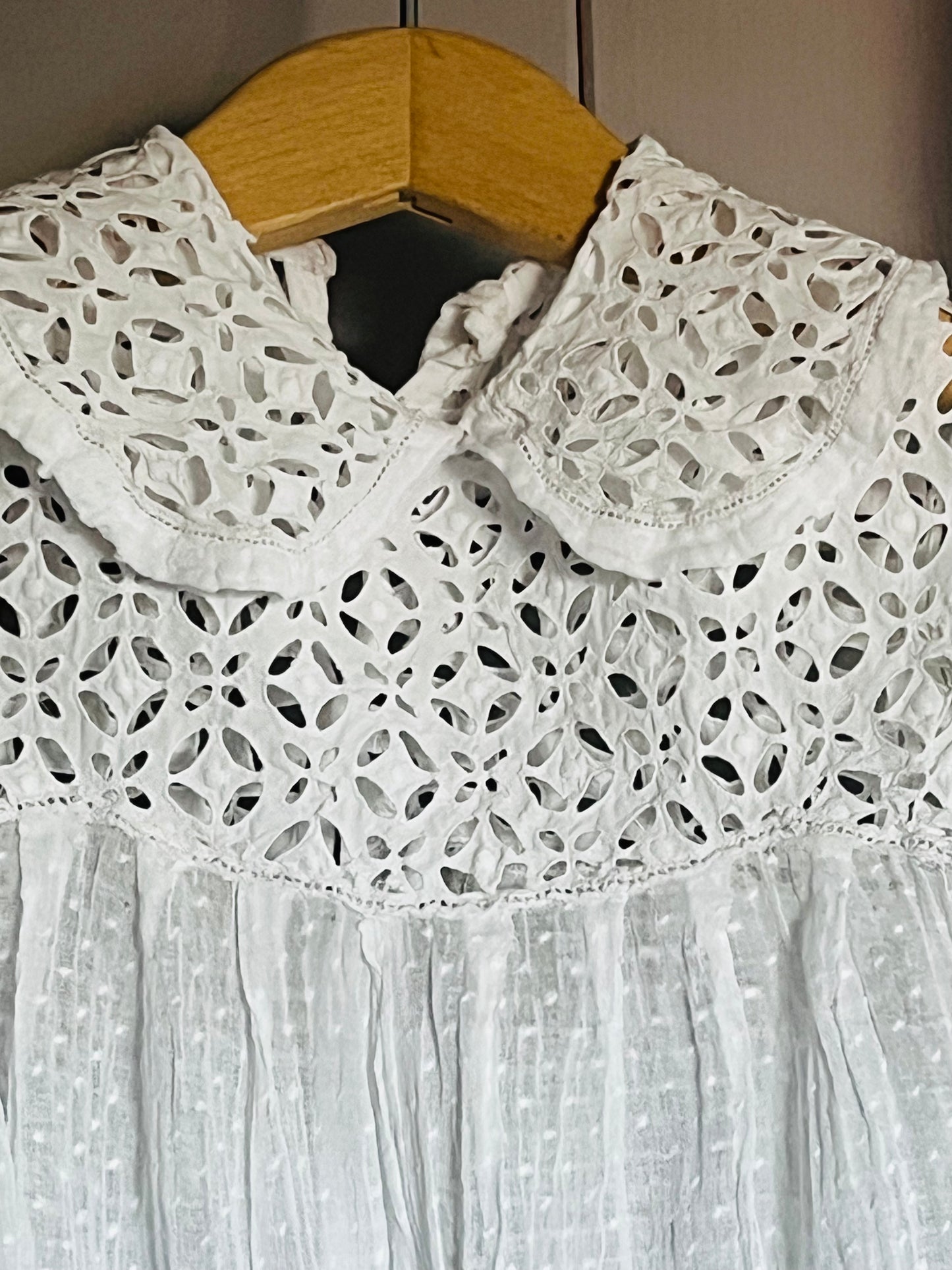 Für Mademoiselle: feines Kleid mit viel Spitze und Spitze