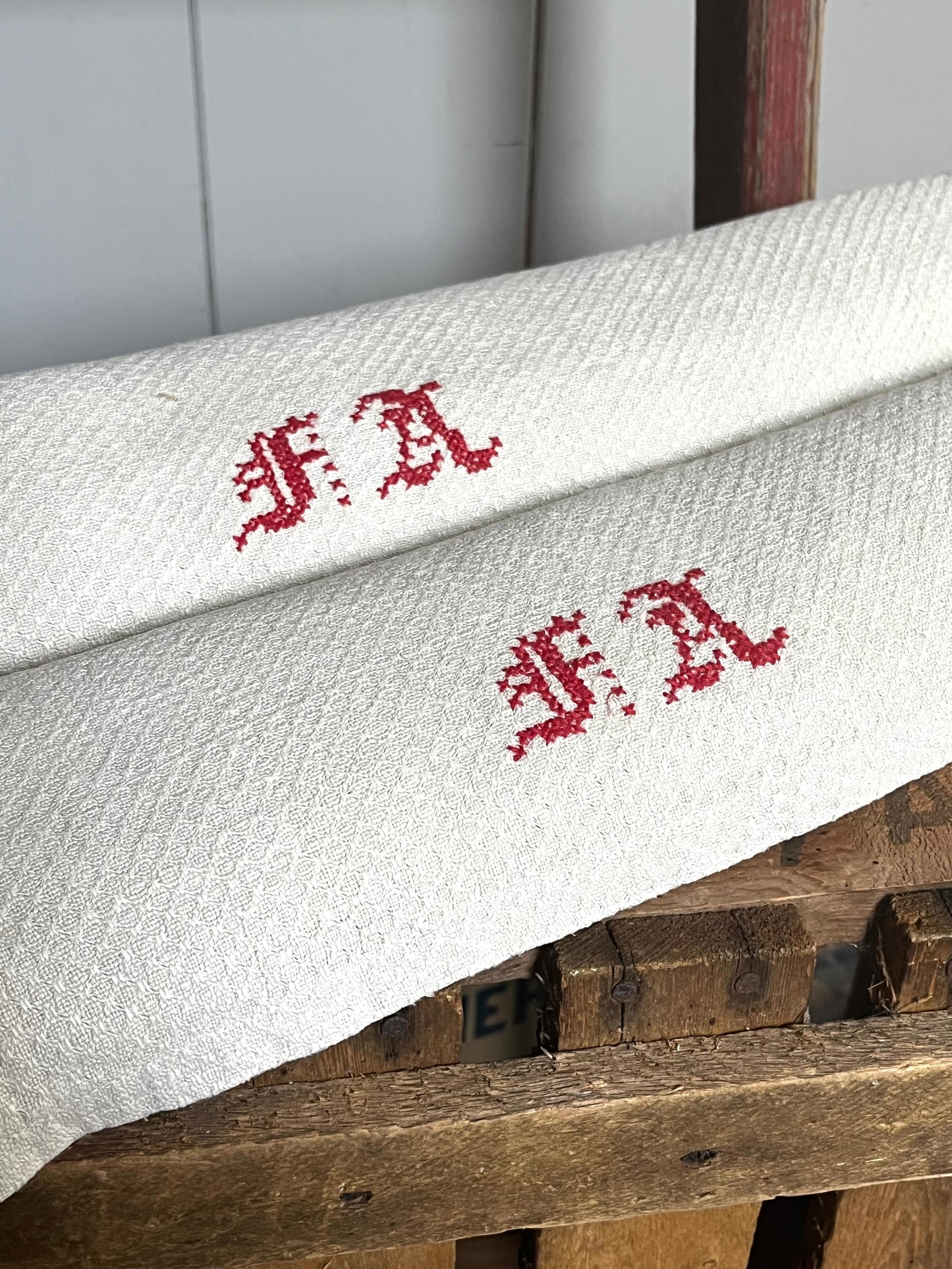 XXL Tuch: Großes Tuch aus Bauernleinen mit Struktur, und Monogramm