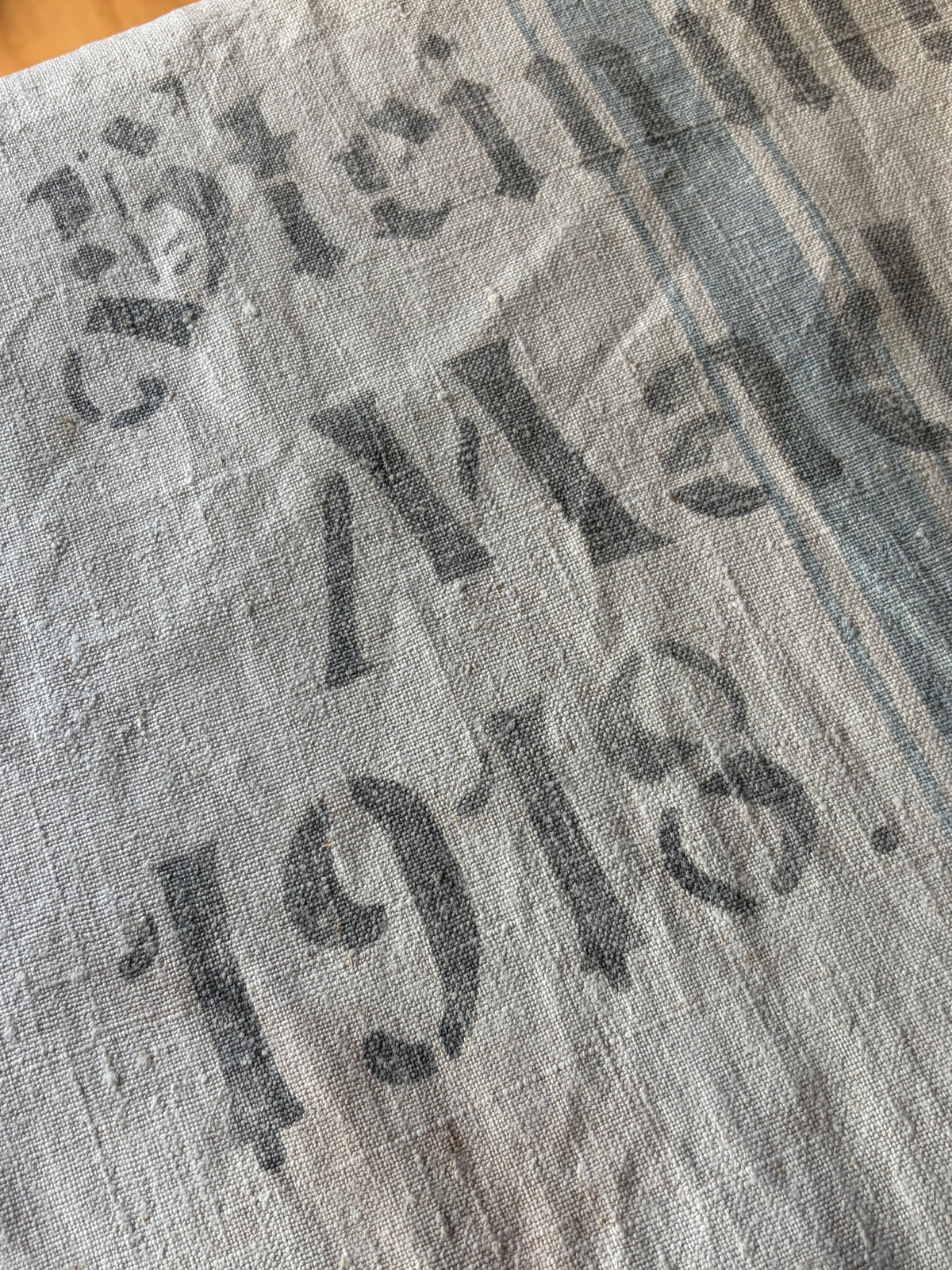Prachtstück: sehr großer Leinensack mit blauen Streifen und original Aufschrift 140 x 60