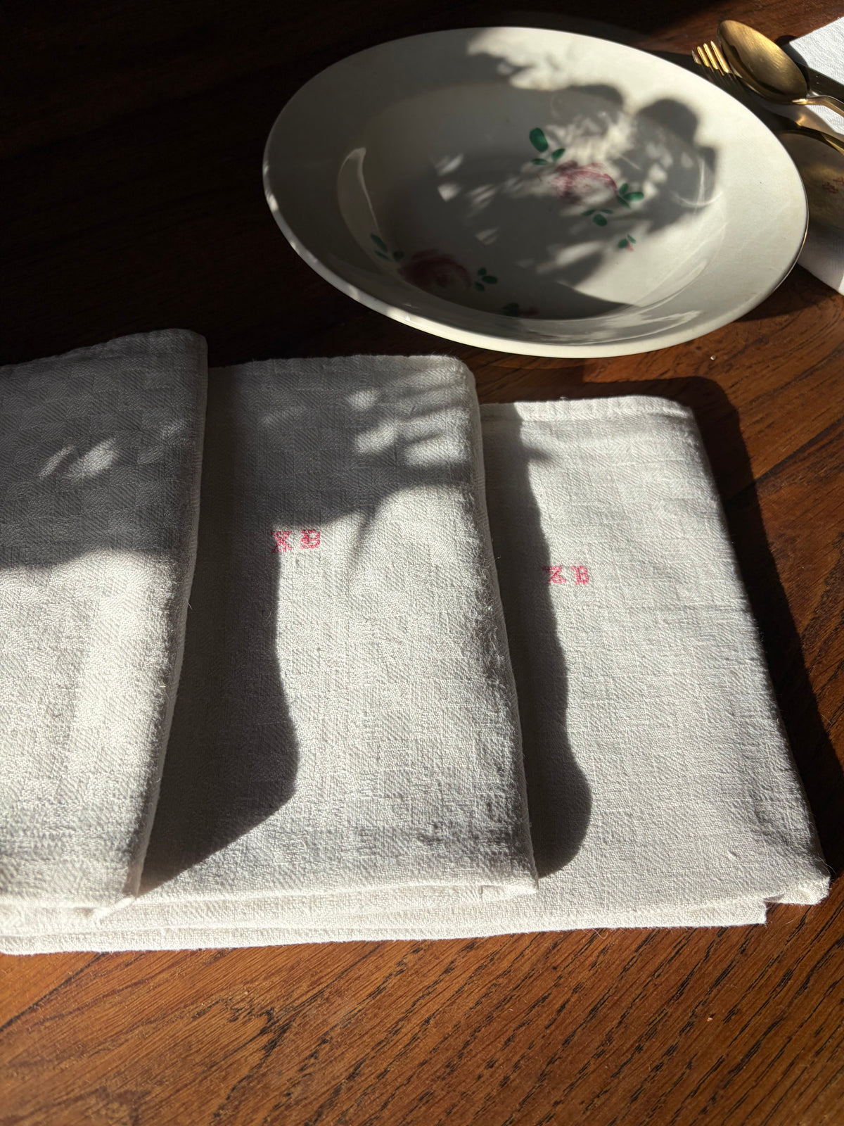 Sechs XL Servietten, Klassiker, aus Frankreich mit kleinem Monogramm