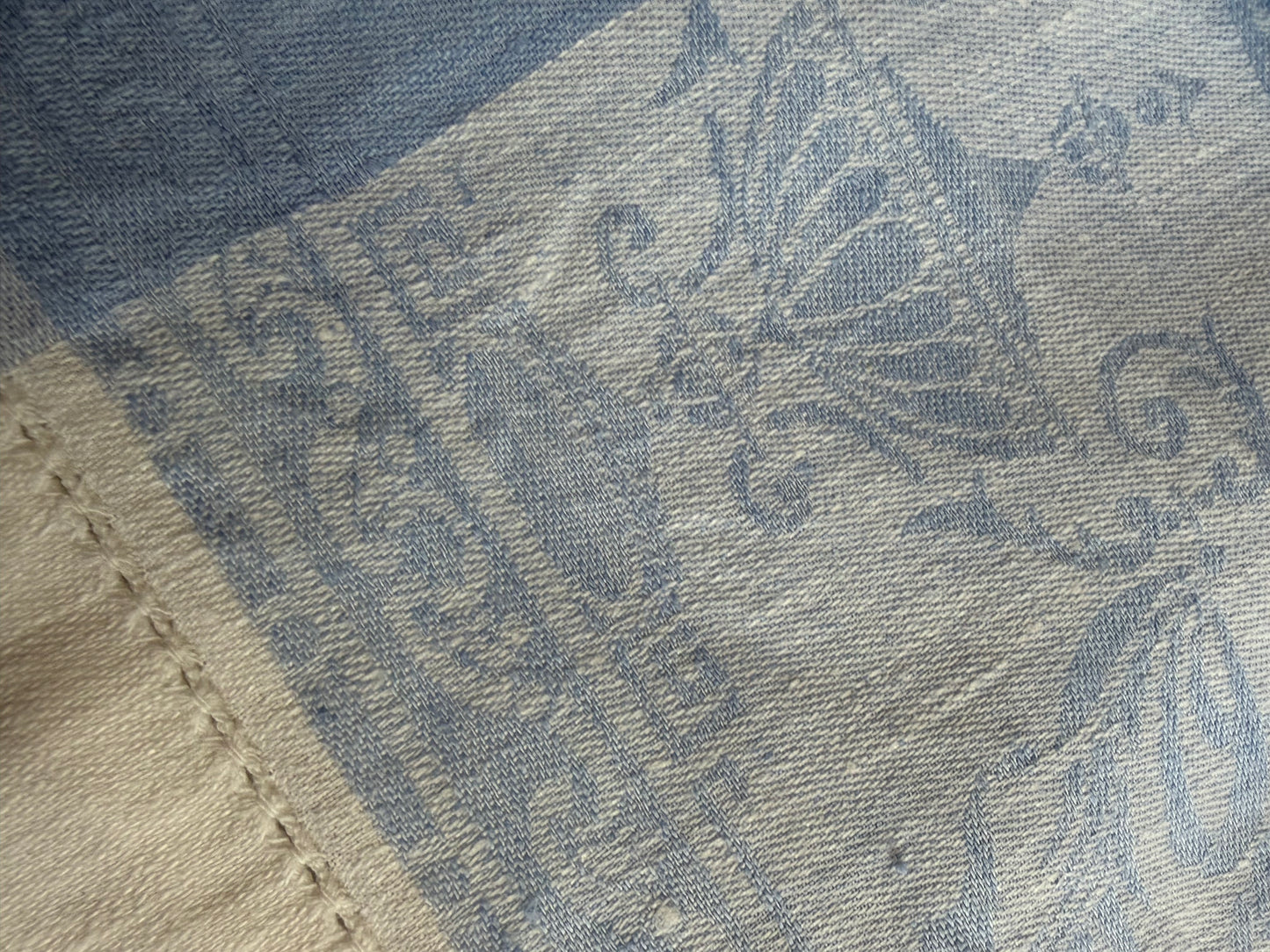 Große, ehrwürdige Leinendecke für die Tafel mit blauer Damastbordüre und Biedermeier-Muster