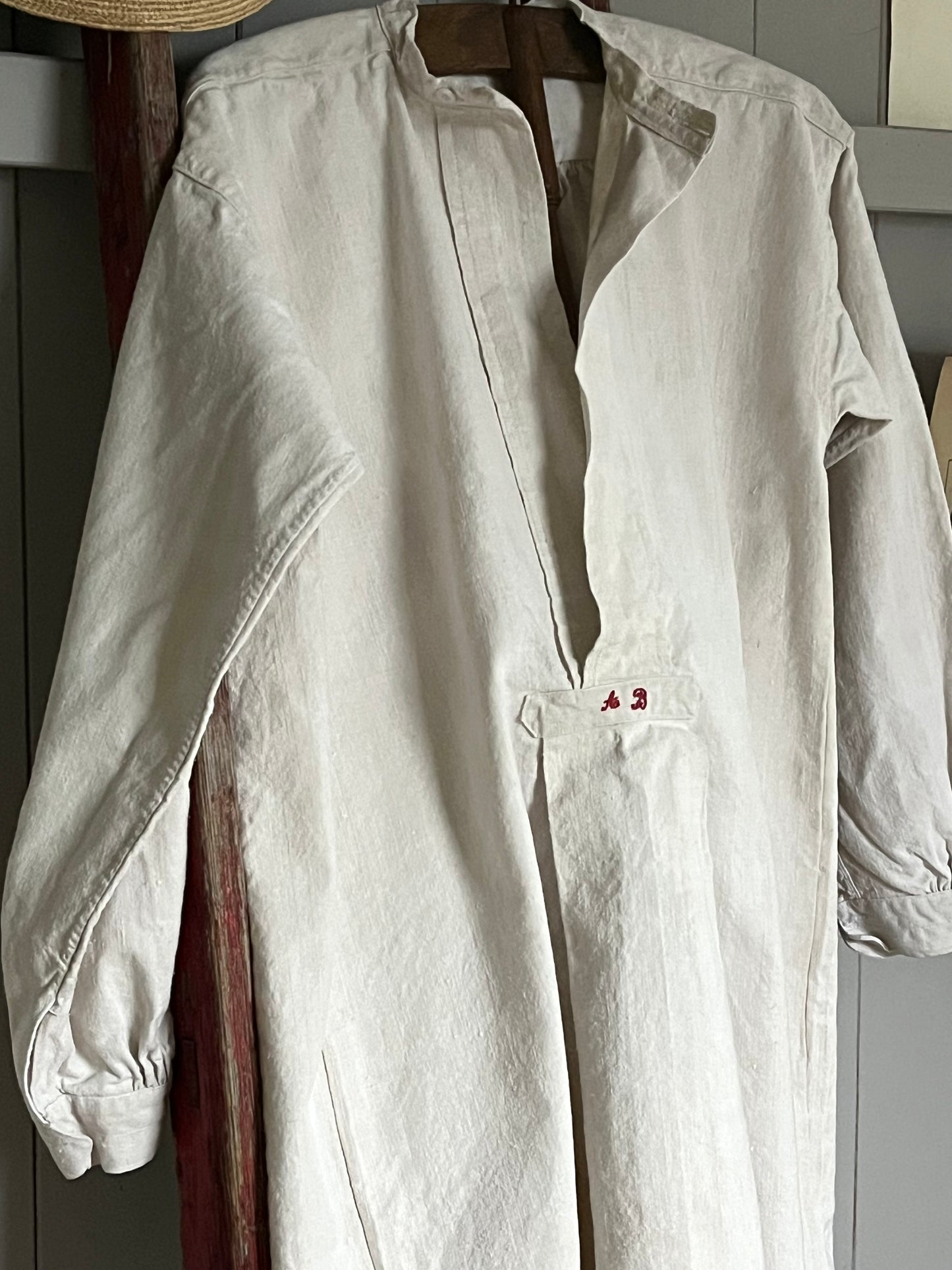 Großvaterhemd mit Stil und Monogramm AB und einem Fleck
